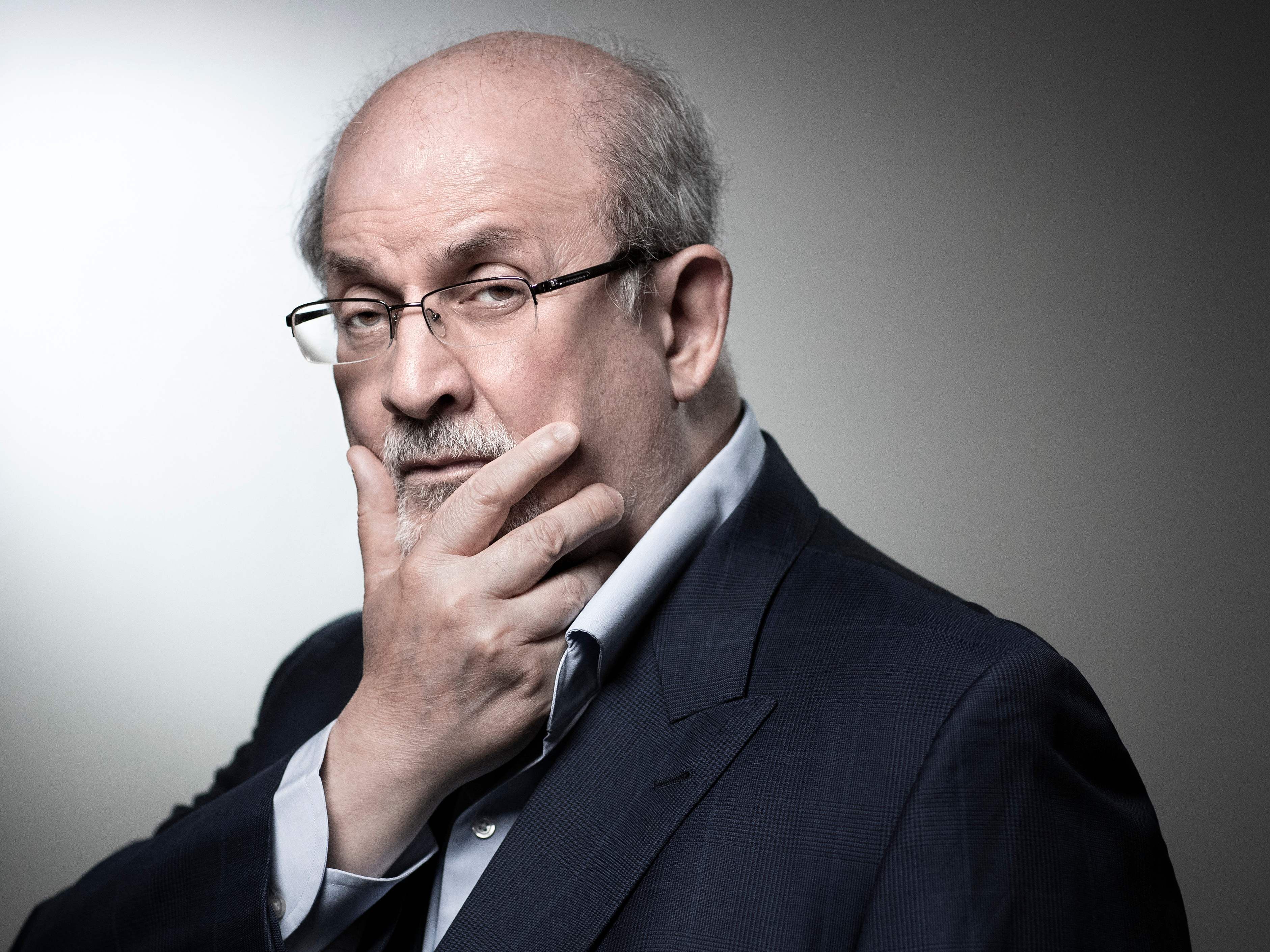 Schriftsteller Salman Rushdie wurde bei einem Anschlag in den USA schwer verletzt.