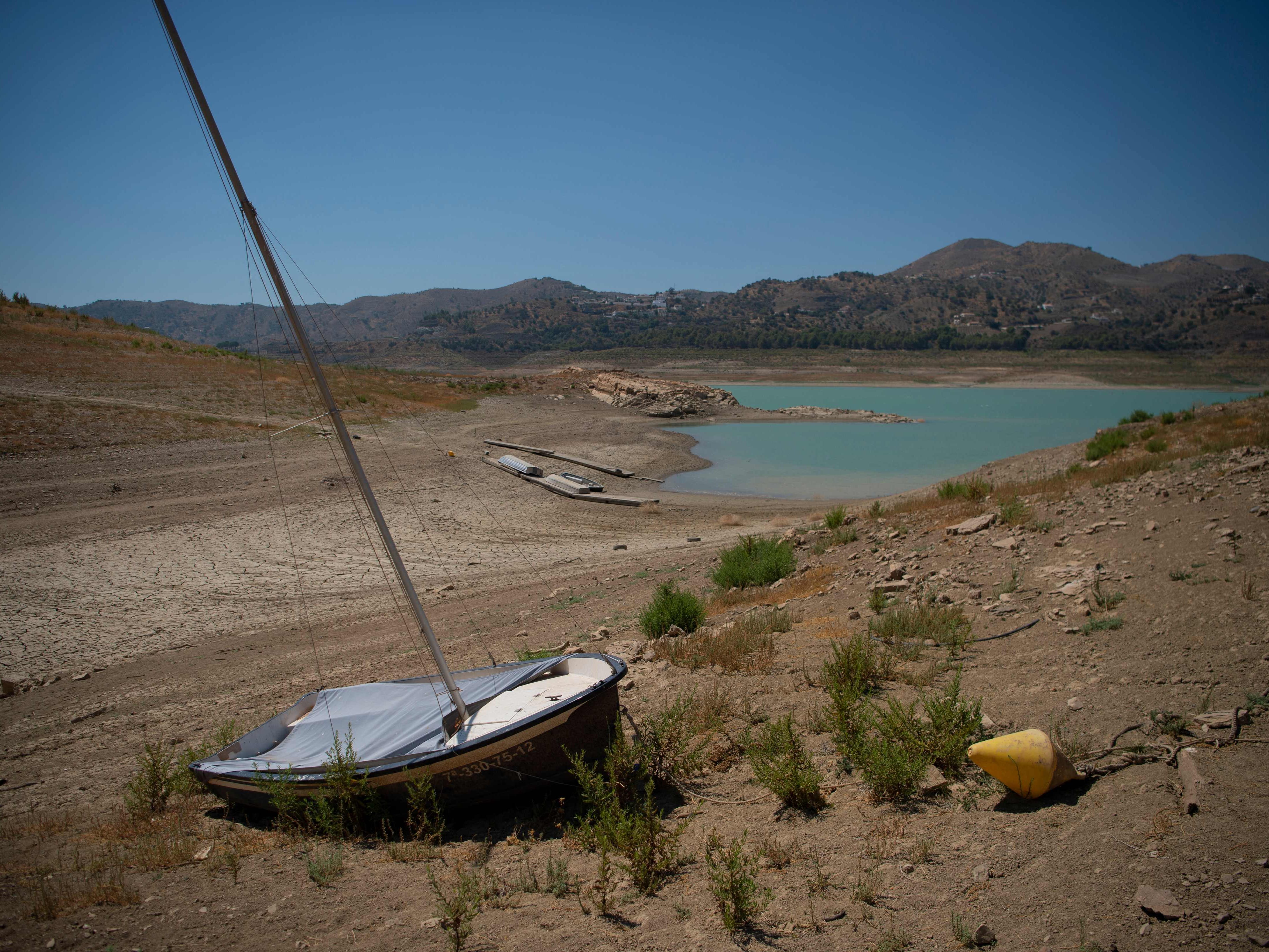 Dieses Boot sollte eigentlich im Wasser liegen. Dieses Boot sollte eigentlich im Wasser liegen.