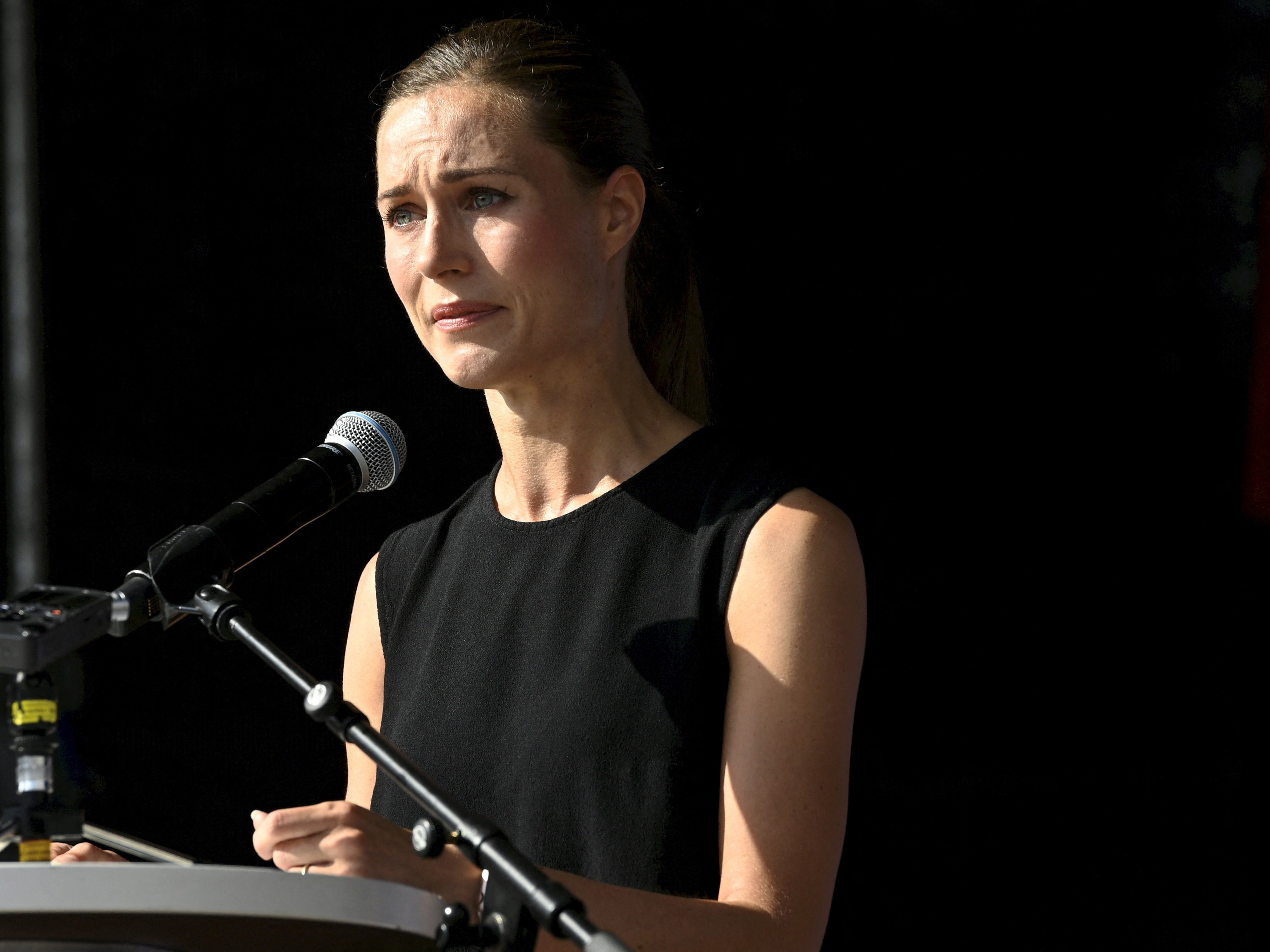 Den Tränen nahe: Sanna Marin. Den Tränen nahe: Sanna Marin.