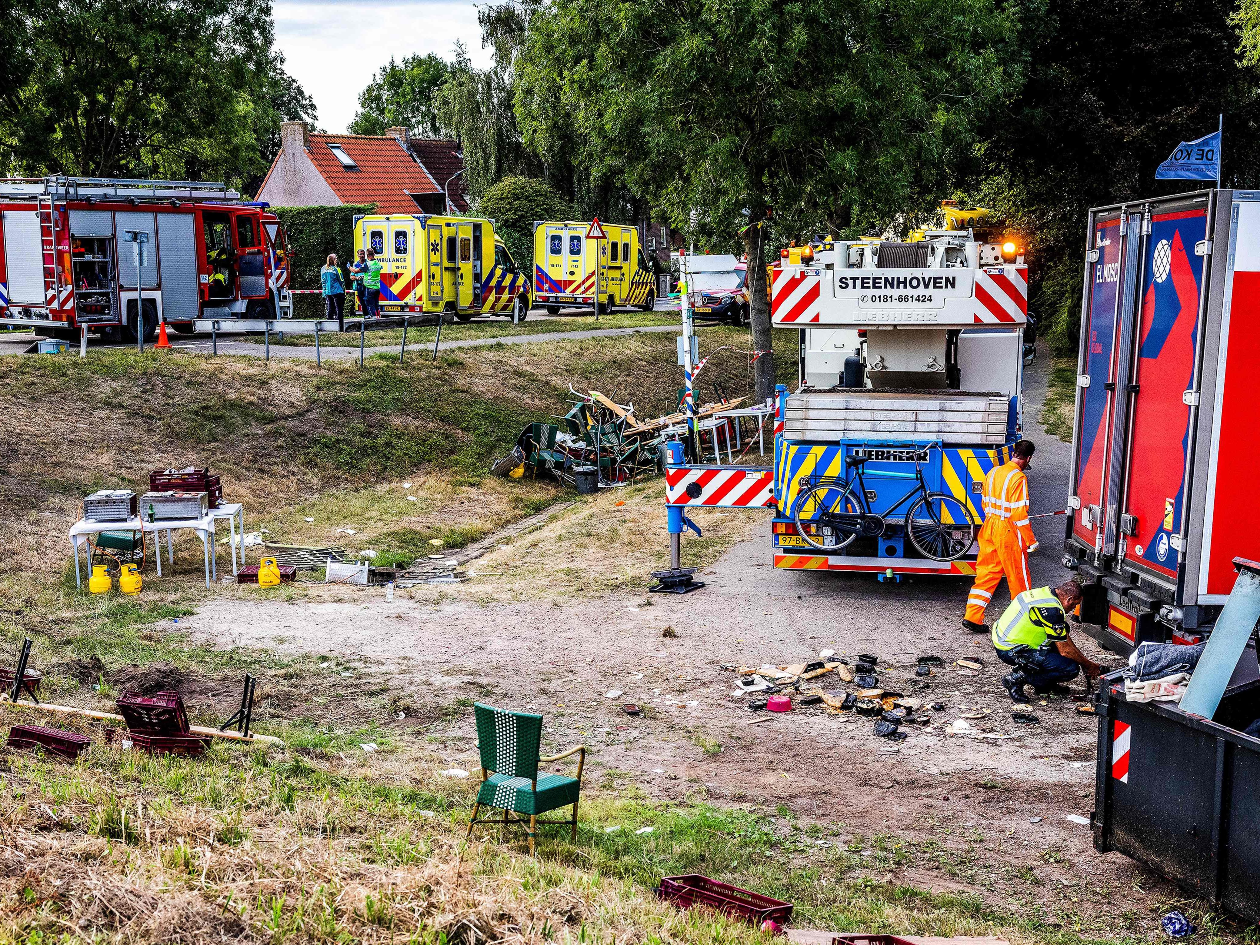 In den Niederlanden krachte ein Lkw in ein Grillfest. Sechs Menschen wurden dabei getötet.