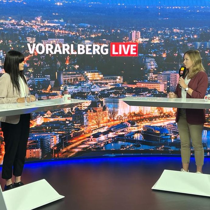 Magdalena Raos iim Gespräch mit Claudia Plakolm.