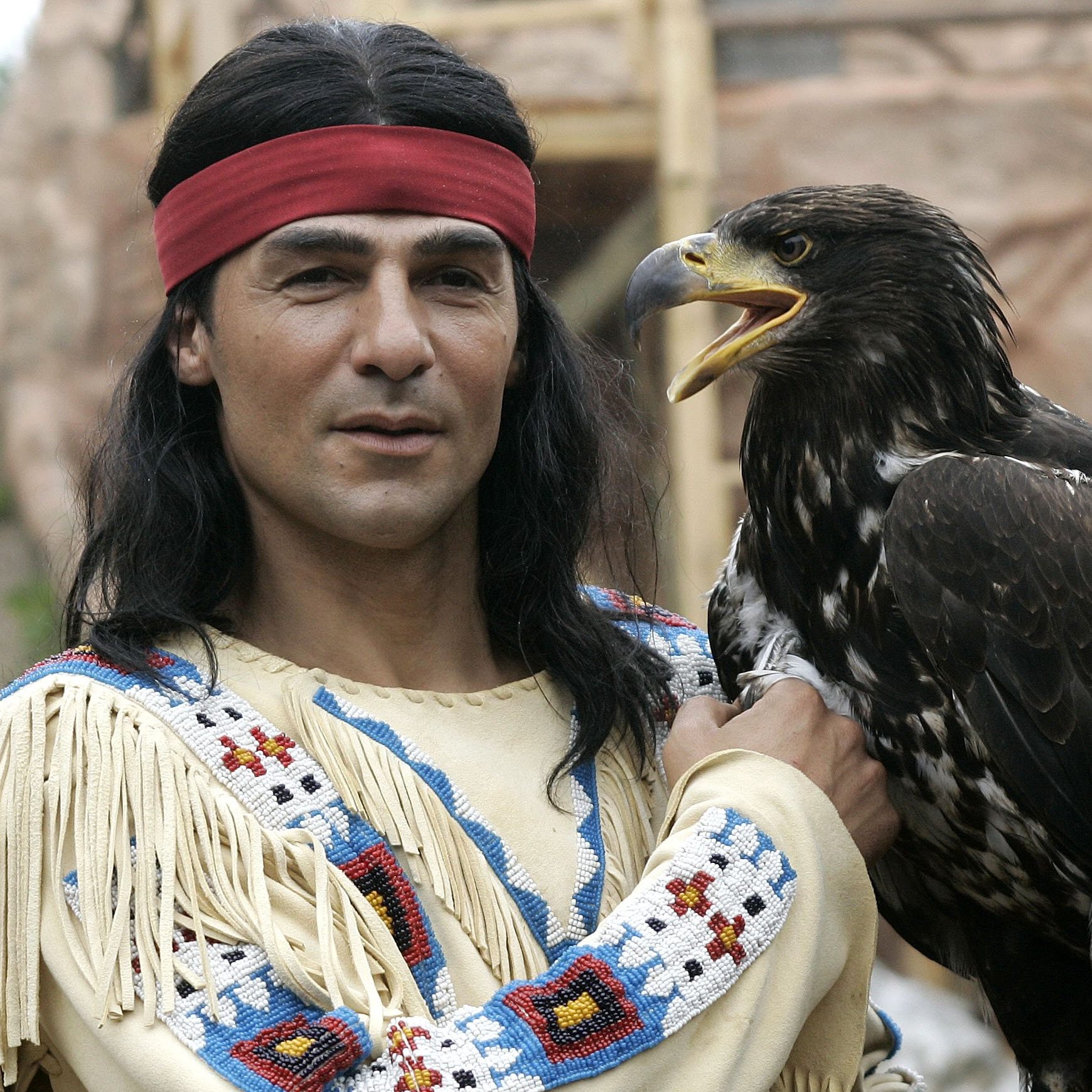 Eine Mehrheit nennt den Verkaufsstopp für Winnetou-Bücher falsch.