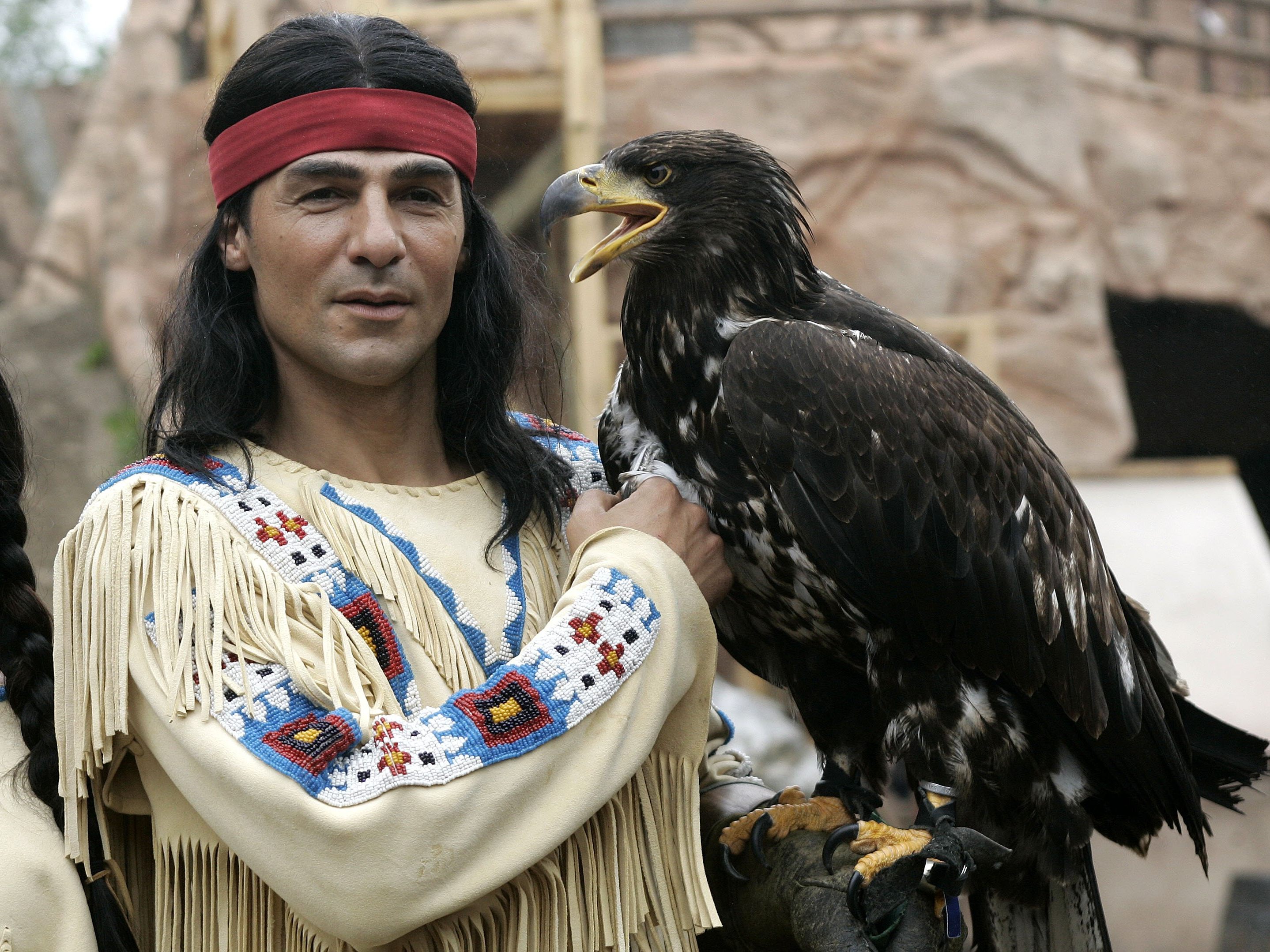 Eine Mehrheit nennt den Verkaufsstopp für Winnetou-Bücher falsch.