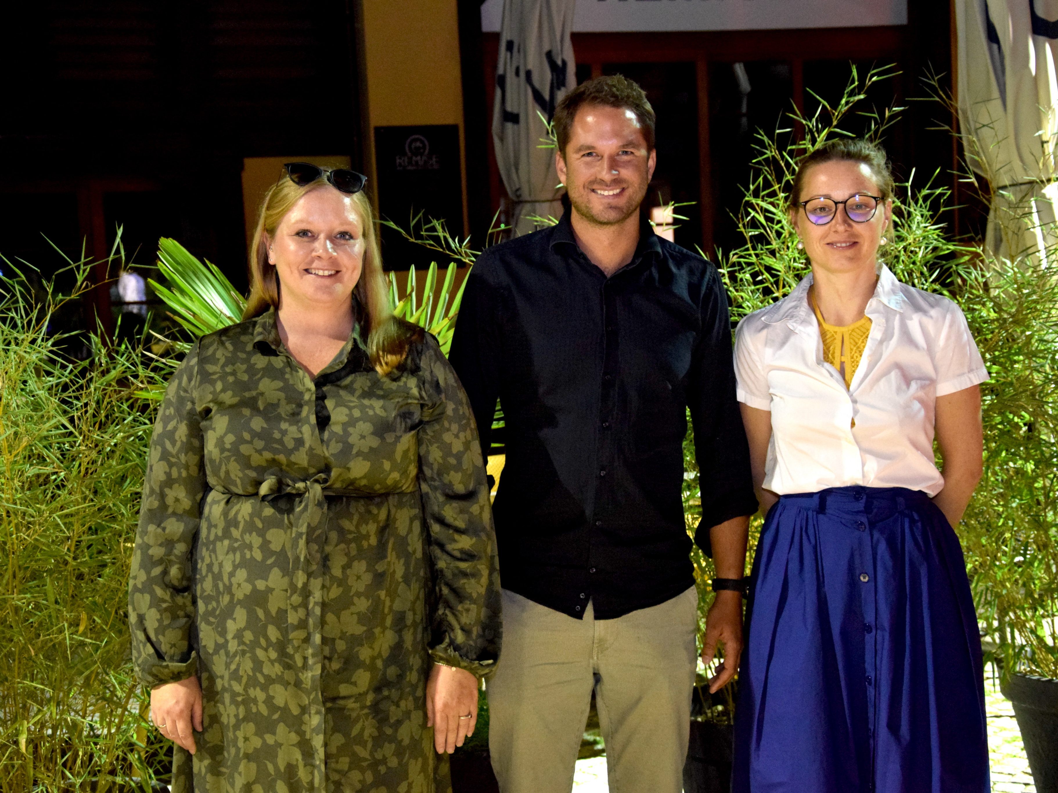 Wiebke Meyer (l.) und Anna Engstler (beide Alpenregion) mit Jakob Glawitsch (Val Blu) beim exklusiven ALPINALE-Empfang bei und in der Remise in Bludenz Wiebke Meyer (l.) und Anna Engstler (beide Alpenregion) mit Jakob Glawitsch (Val Blu) beim exklusiven ALPINALE-Empfang bei und in der Remise in Bludenz