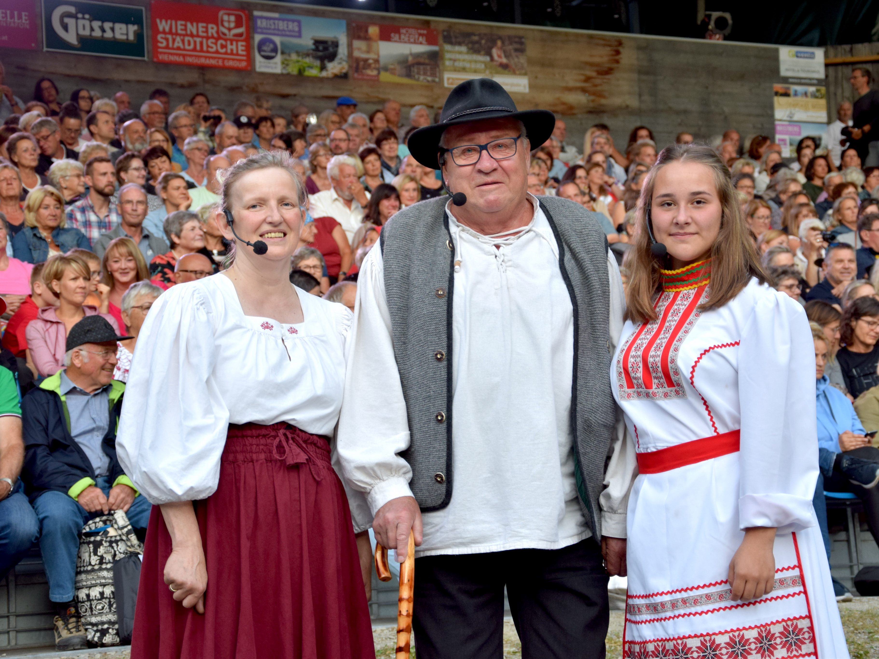 Kornelia Bargehr (Heidi, die Bäuerin vom Luxahof),  Alfred Rudigier (Ehni Veit) und Theresa Fleisch (Malena) auf der Freilichtbühne im Silbertal.