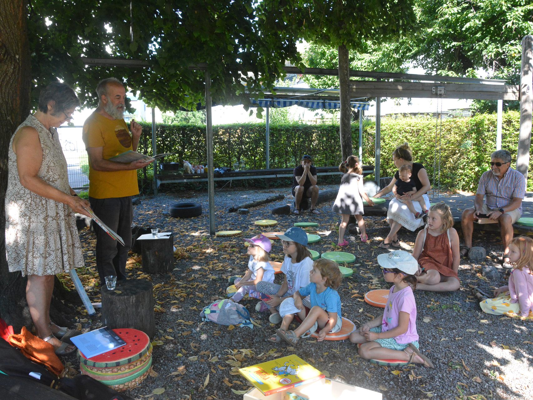 Die Mobile Bibliothek Lustenau liest den Kindern jeden Mittwochvormittag zweisprachige Bilderbücher vor.