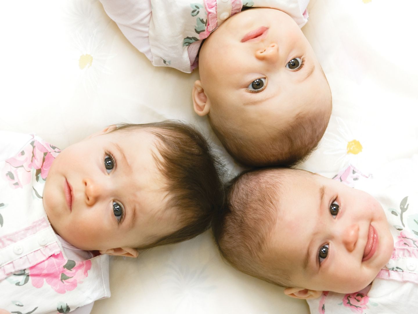 Die Drillinge kichern um die Wette.