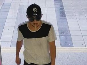 Dieser Mann wird von der Polizei gesucht, da er in einem Drogeriegeschäft in Wiener Neustadt Parfüm gestohlen haben soll.