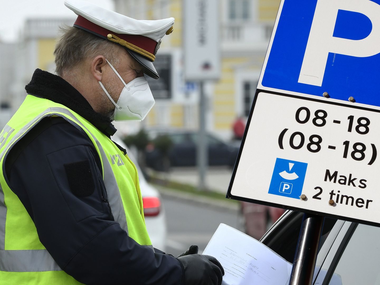 Anstatt seiner Zulassung streckte der Mann dem Polizisten eine Parkplakette entgegen.