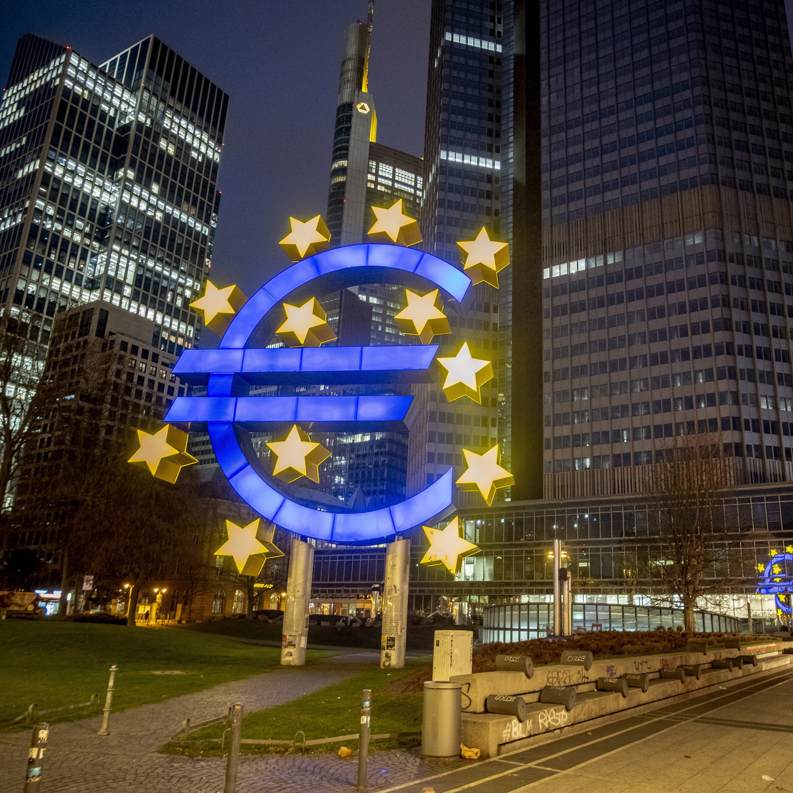 Am Dienstag stabilisierte sich der Euro nach einem Kursrutsch zu Wochenbeginn.