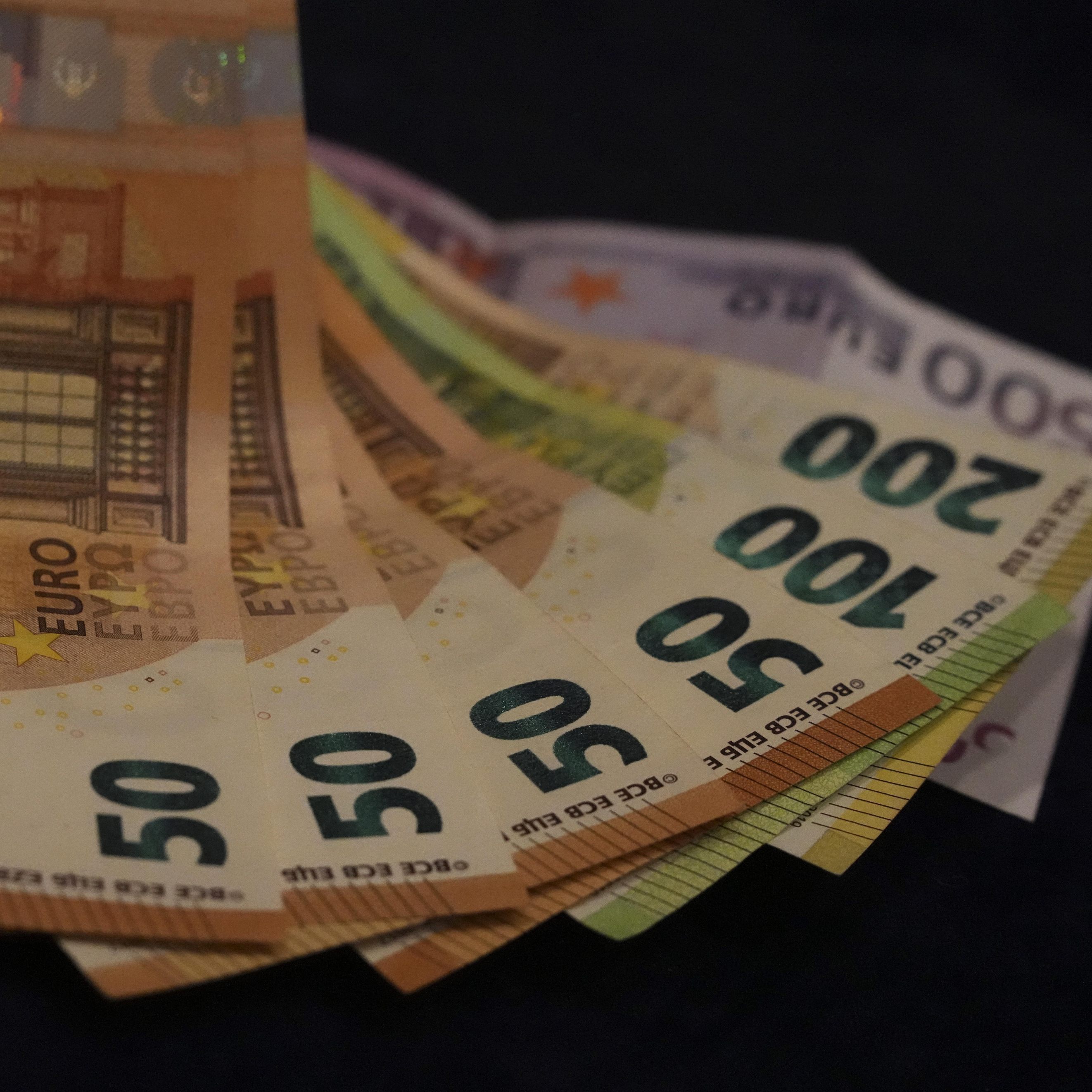 Das Bundeskriminalamt und die Polizei suchen nach Geschädigten und Zeugen eines internationalen Investitionsbetruges.