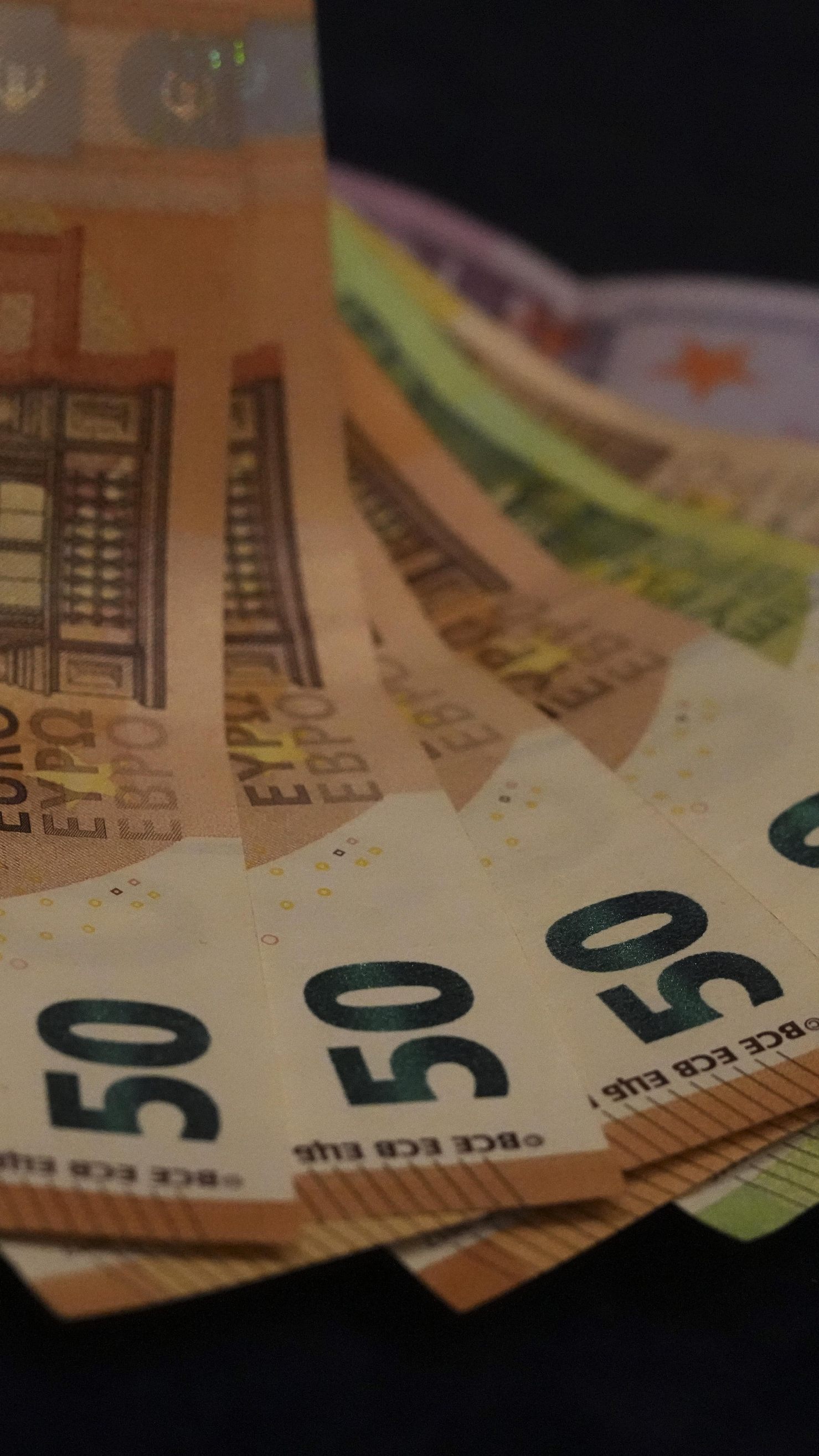 Das Bundeskriminalamt und die Polizei suchen nach Geschädigten und Zeugen eines internationalen Investitionsbetruges.