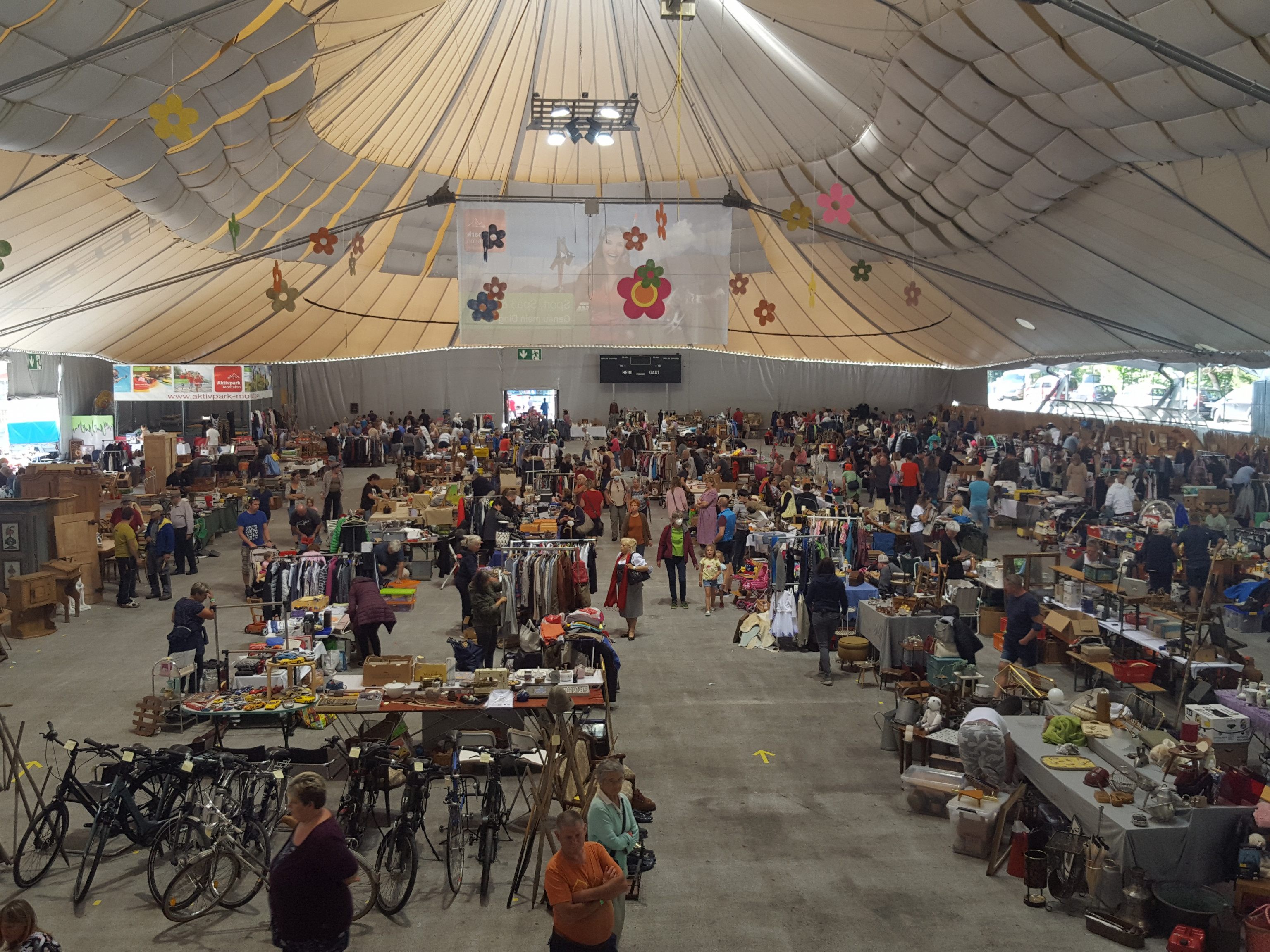 Großer Montafoner Flohmarkt des Eislaufvereins Montafon Großer Montafoner Flohmarkt des Eislaufvereins Montafon