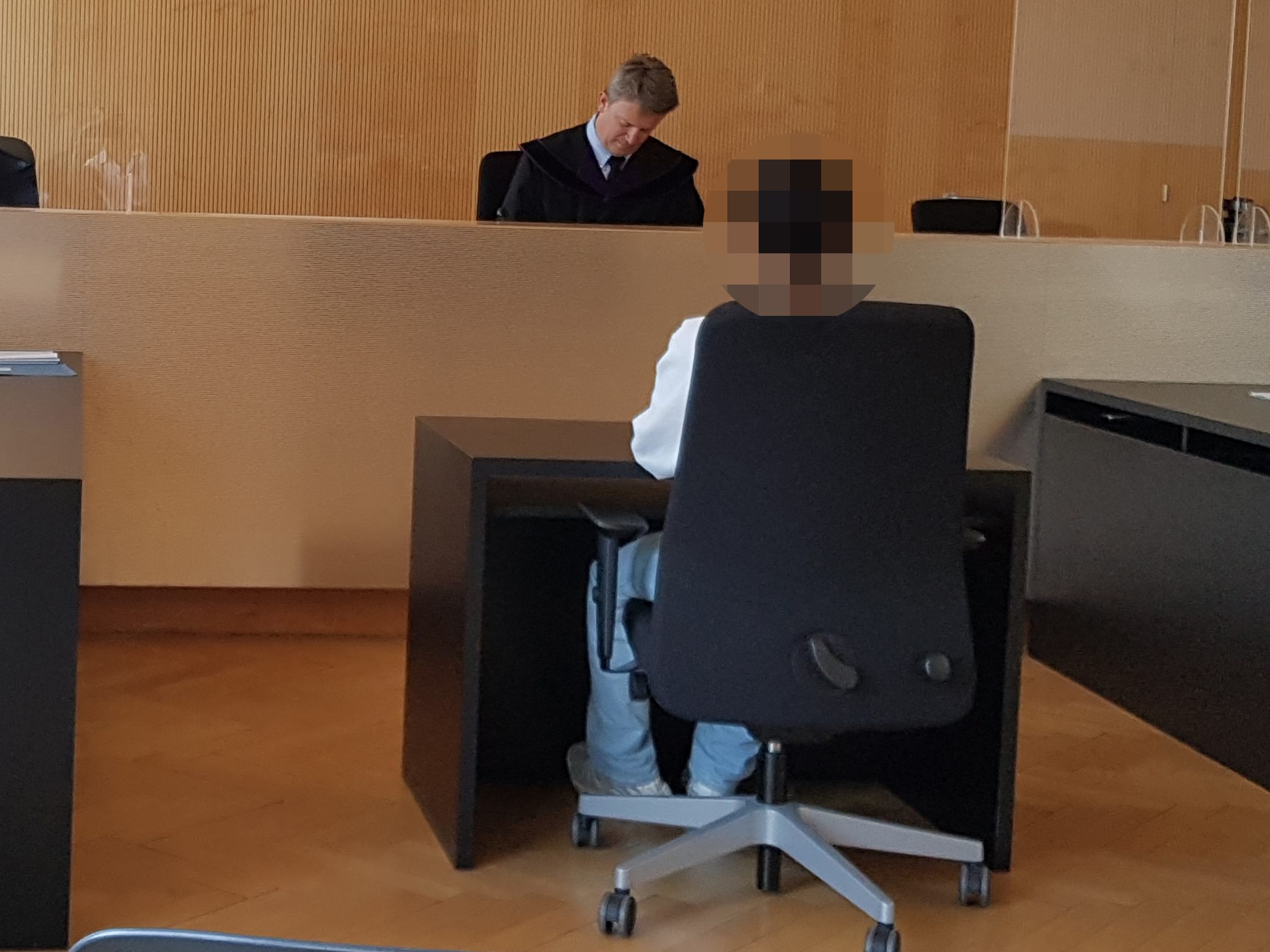 Der 15-Jährige wollte die gestohlenen Schuhe im Internet verkaufen.