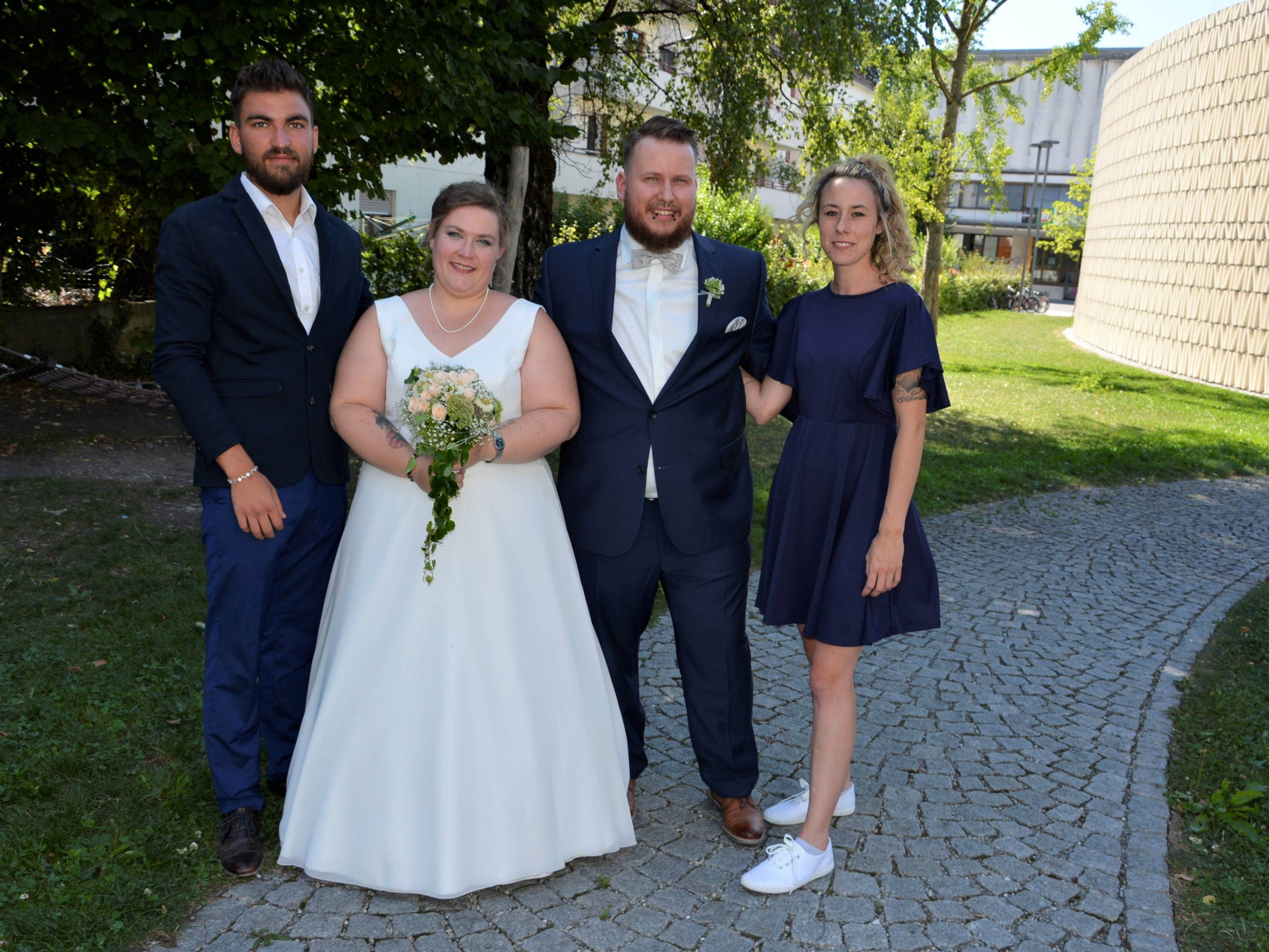 Das Brautpaar mit den Trauzeugen bei der standesamtlichen Hochzeit in Dornbirn. Das Brautpaar mit den Trauzeugen bei der standesamtlichen Hochzeit in Dornbirn.