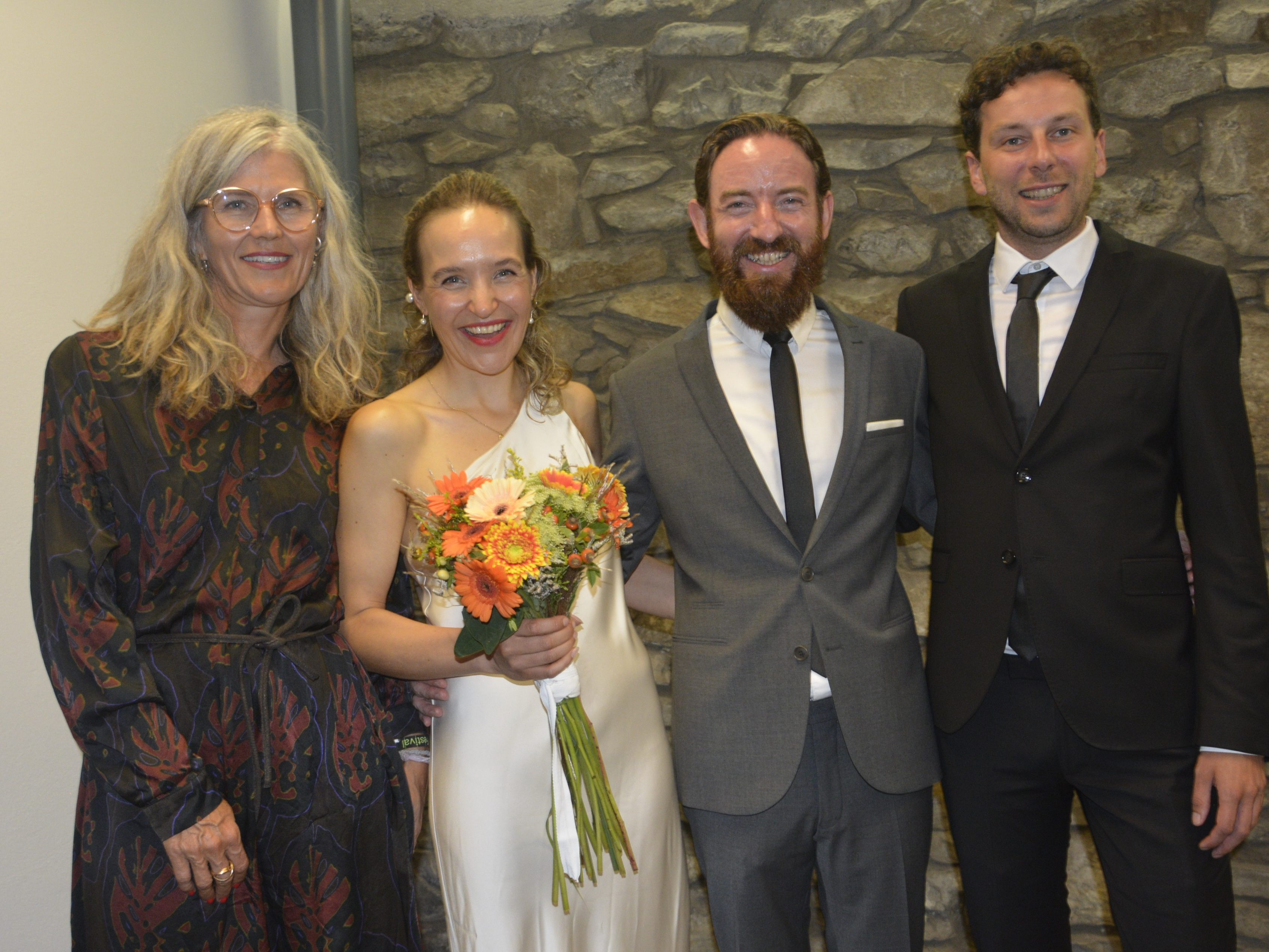 Das Brautpaar mit den Trauzeugen bei der standesamtlichen Hochzeit in Dornbirn. Das Brautpaar mit den Trauzeugen bei der standesamtlichen Hochzeit in Dornbirn.