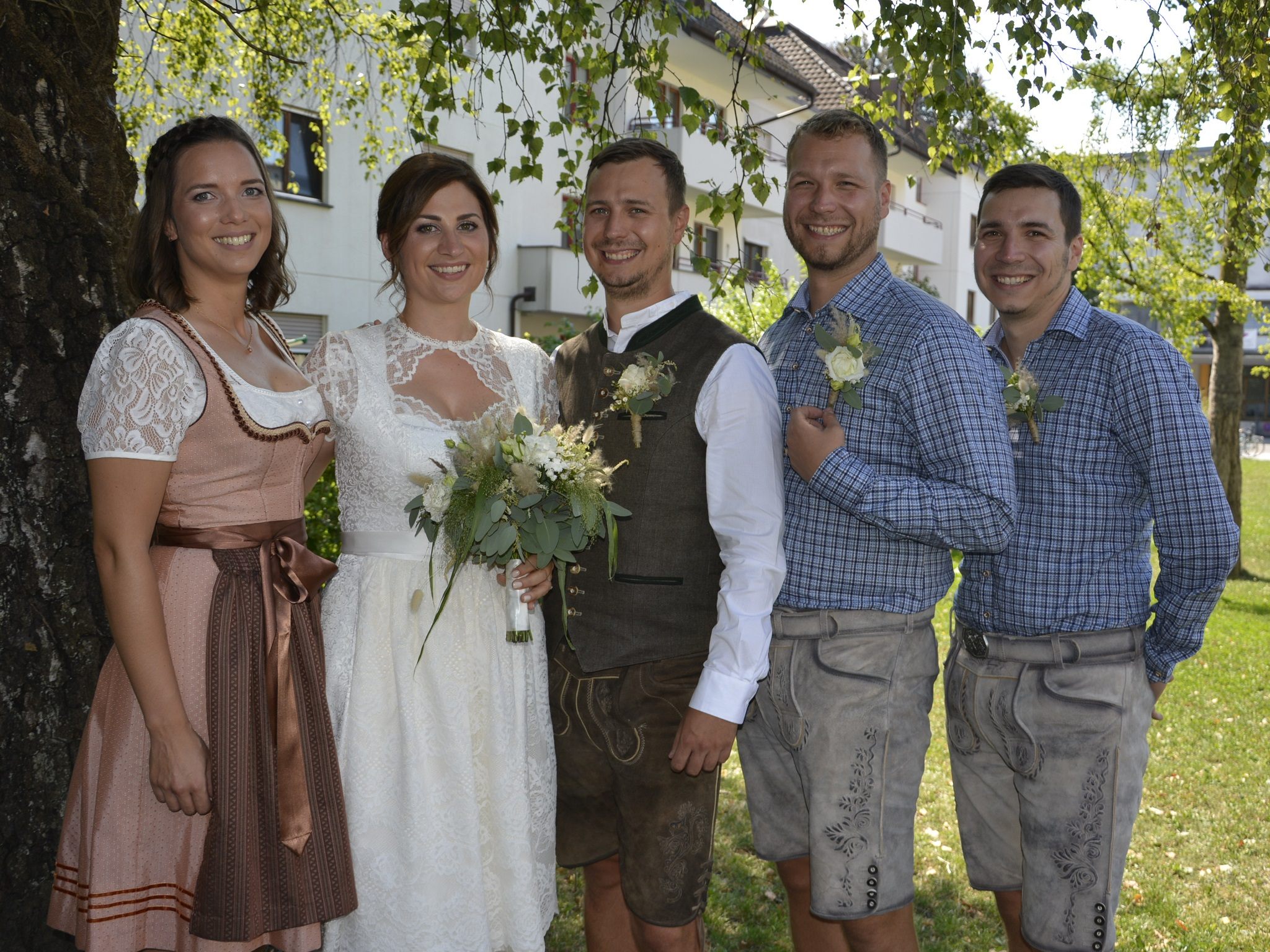 Das Brautpaar mit den Trauzeugen bei der standesamtlichen Hochzeit in Dornbirn. Das Brautpaar mit den Trauzeugen bei der standesamtlichen Hochzeit in Dornbirn.