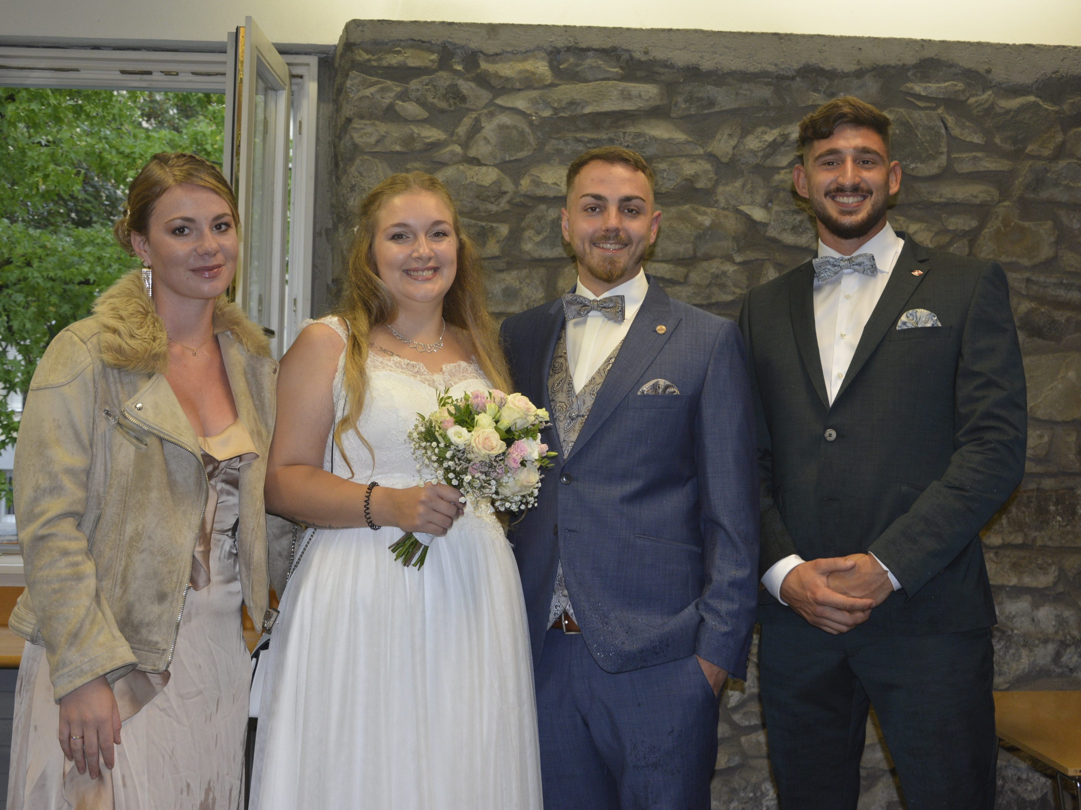 Das Brautpaar mit den Trauzeugen bei der standesamtlichen Hochzeit in Dornbirn.