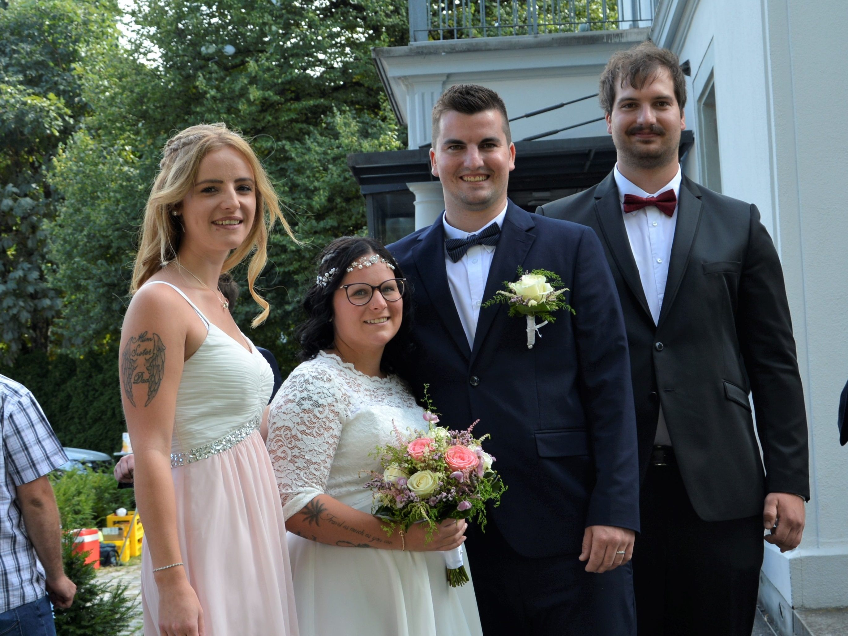 Das Brautpaar mit den Trauzeugen bei der standesamtlichen Hochzeit in Dornbirn. Das Brautpaar mit den Trauzeugen bei der standesamtlichen Hochzeit in Dornbirn.