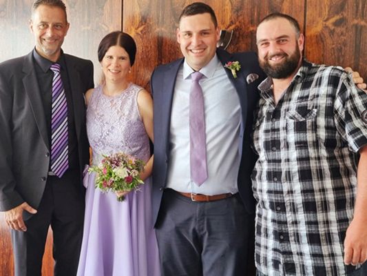 Das frisch vermählte Paar Claudia und Marc mit den Trauzeugen. Das frisch vermählte Paar Claudia und Marc mit den Trauzeugen.