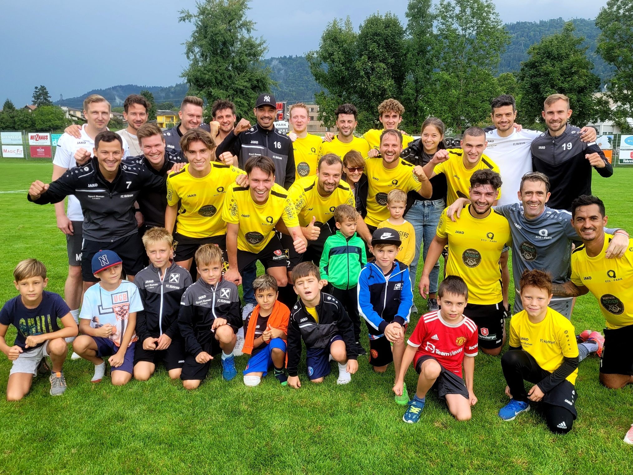 Beste Fußballstimmung in Hörbranz: Auch nach sieben Runden steht der ECO-Park FC Hörbranz mit sieben Siegen und 21 Punkten sensationell an der Tabellenspitze der Vorarlbergliga. Beste Fußballstimmung in Hörbranz: Auch nach sieben Runden steht der ECO-Park FC Hörbranz mit sieben Siegen und 21 Punkten sensationell an der Tabellenspitze der Vorarlbergliga.