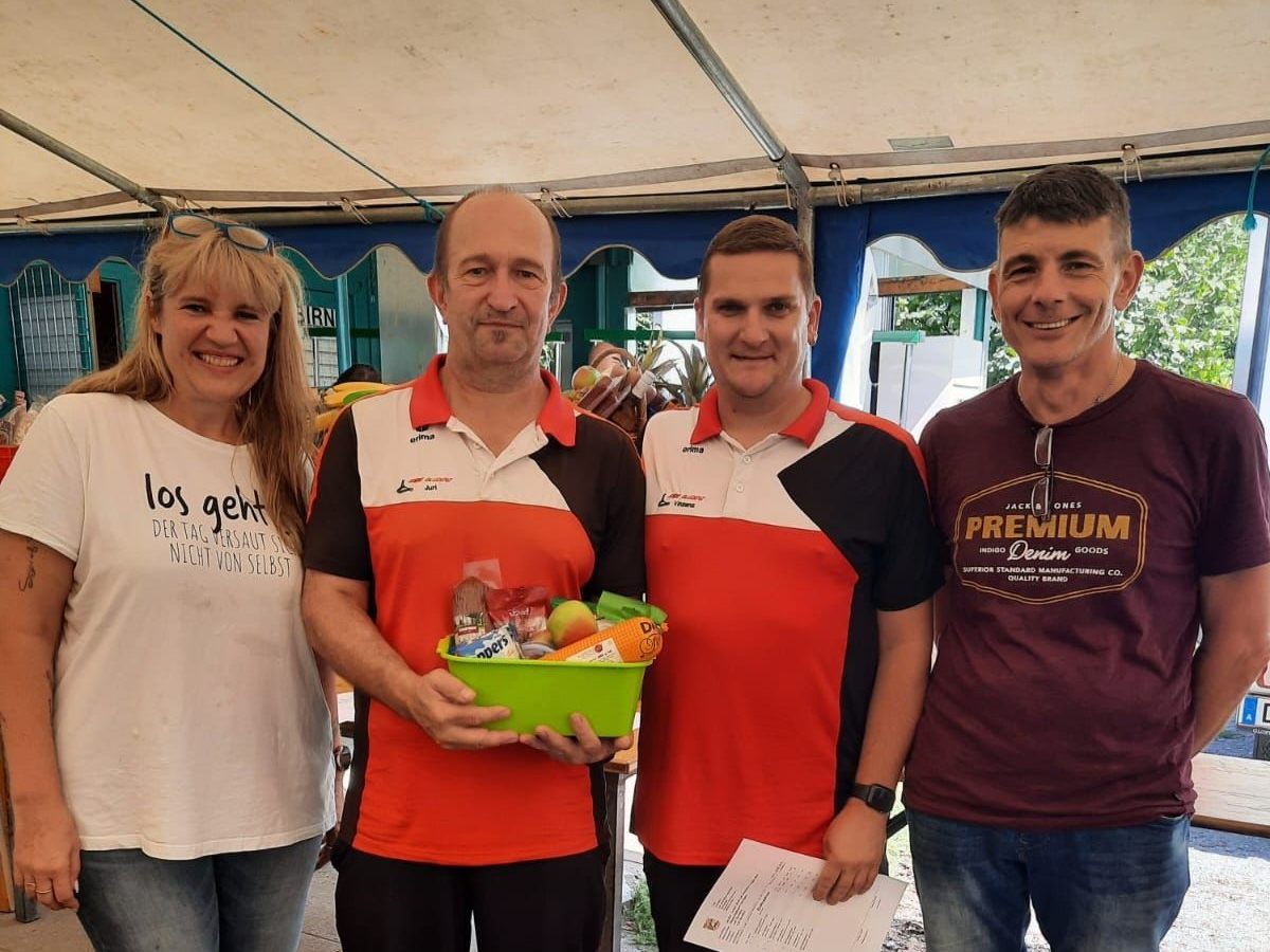 (Bludenzer Schützen Jürgen Juriatti und Vinzenz Zech flankiert von den Organisatoren des CDE Dornbirn)