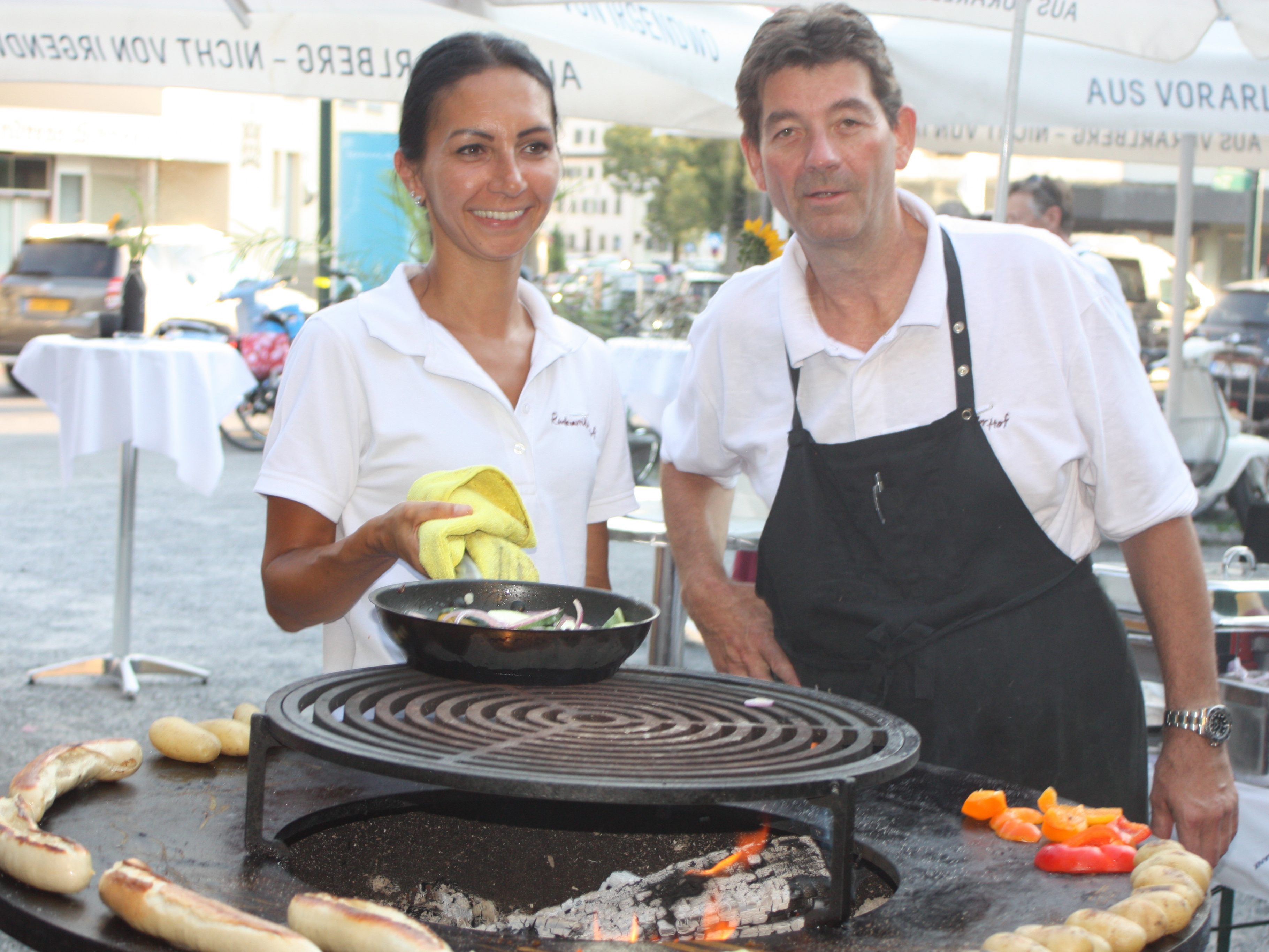Rankweiler Hof Chef Roland Vith mit Mitarbeiterin Ebru hatten viel zu tun. Rankweiler Hof Chef Roland Vith mit Mitarbeiterin Ebru hatten viel zu tun.