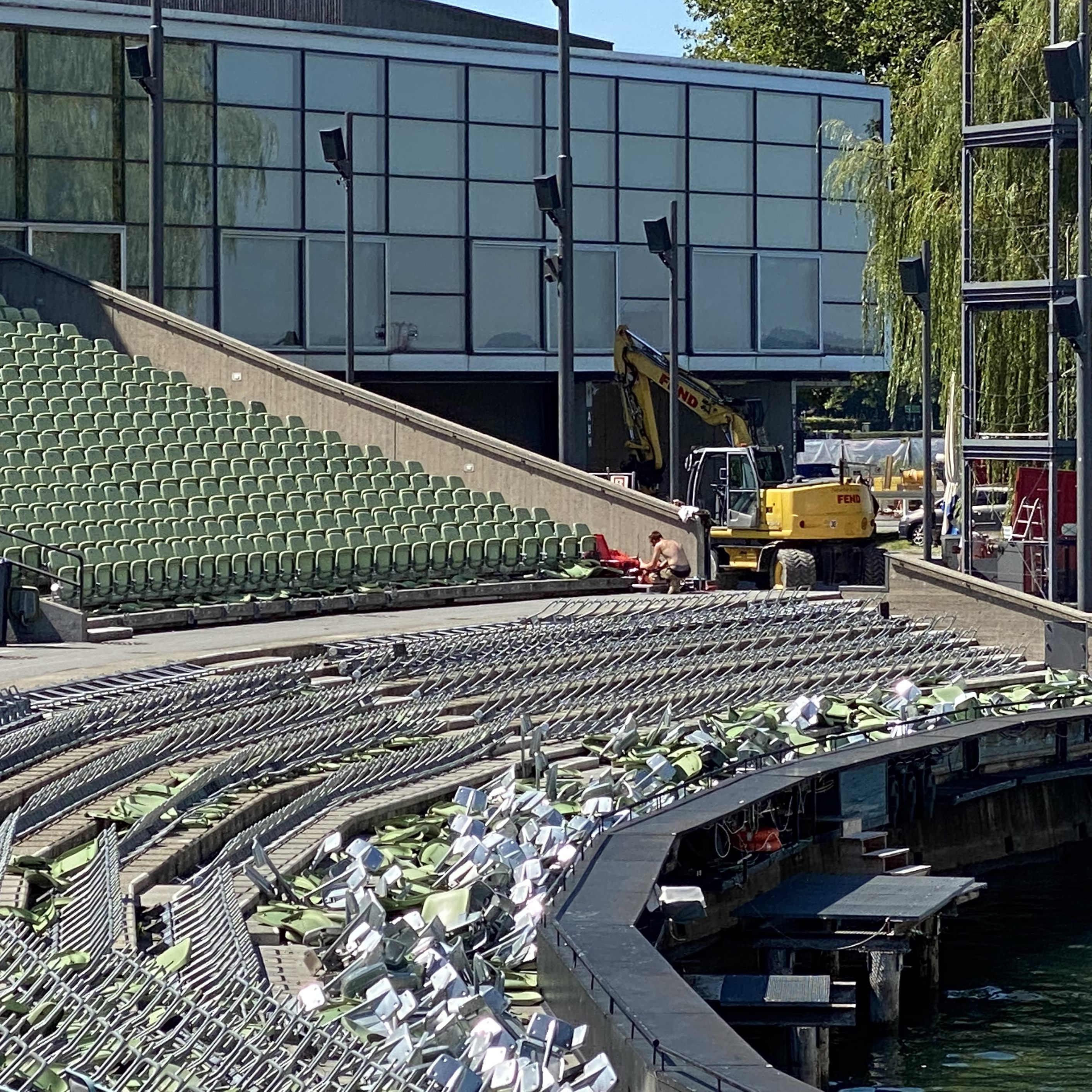 Gestern Festspiele, heute Baustelle. Die Kernsanierung der Tribüne im Festspielhaus hat begonnen.