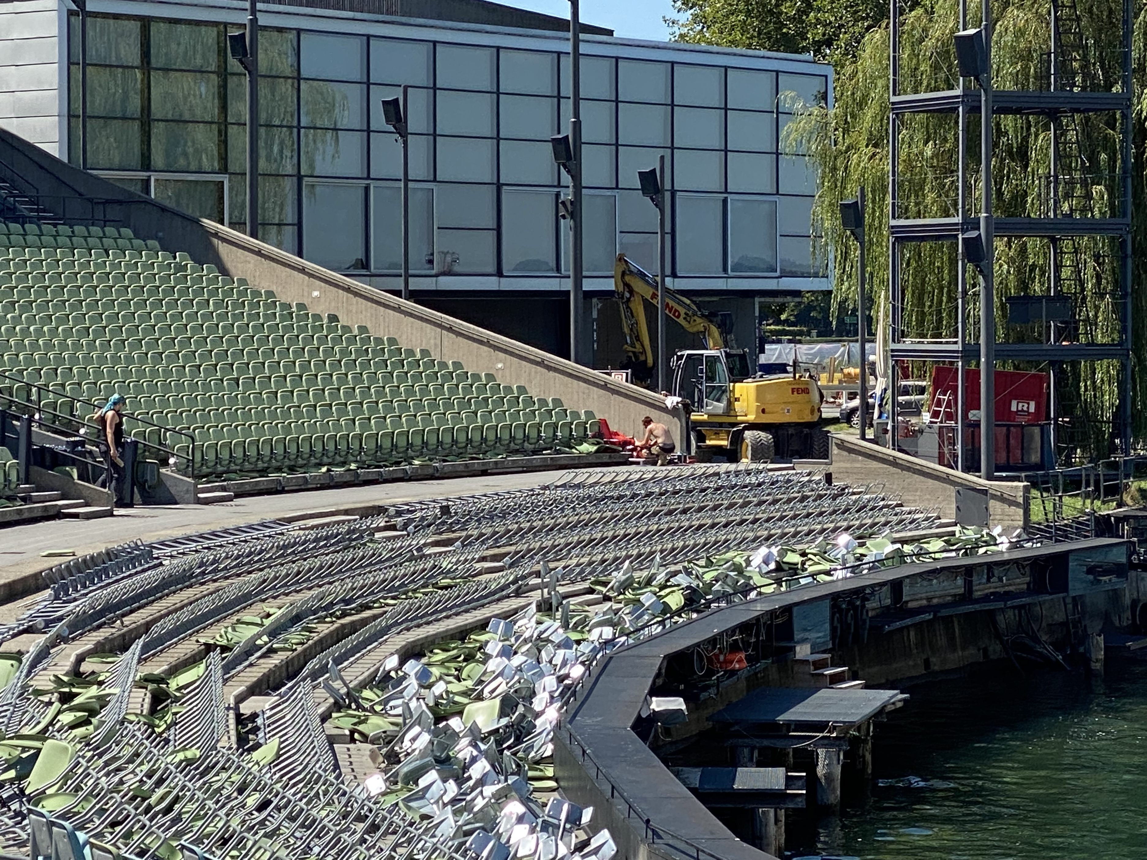 Gestern Festspiele, heute Baustelle. Die Kernsanierung der Tribüne im Festspielhaus hat begonnen.