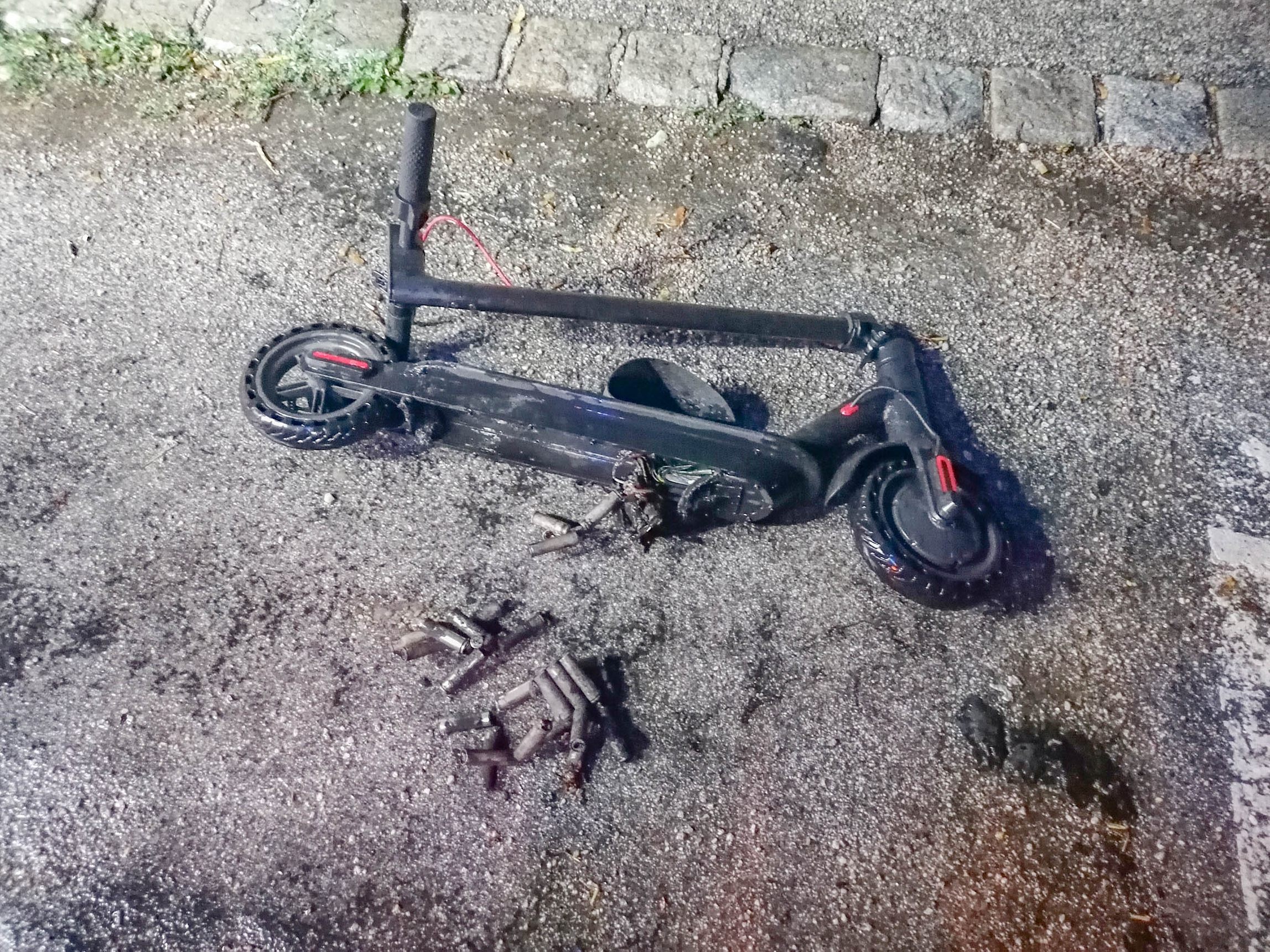 In Wiener Neustadt begann ein E-Scooter beim Laden zu brennen. In Wiener Neustadt begann ein E-Scooter beim Laden zu brennen.