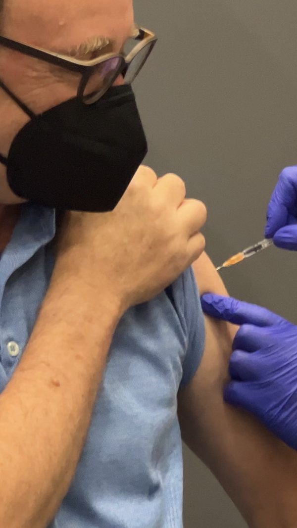 Johannes Rauch erhält die vierte Impfung.