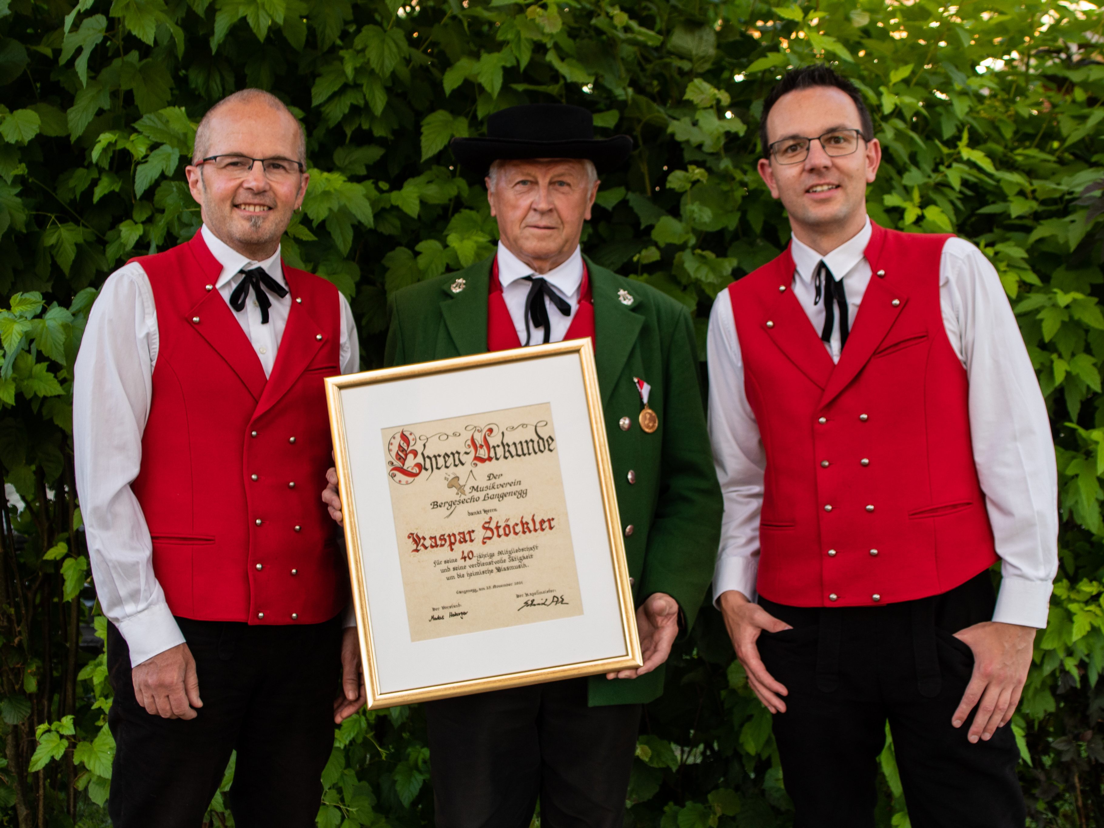 Kapellmeister Arthur Schwärzler, Kaspar Stöckler und Obmann Markus Herburger.