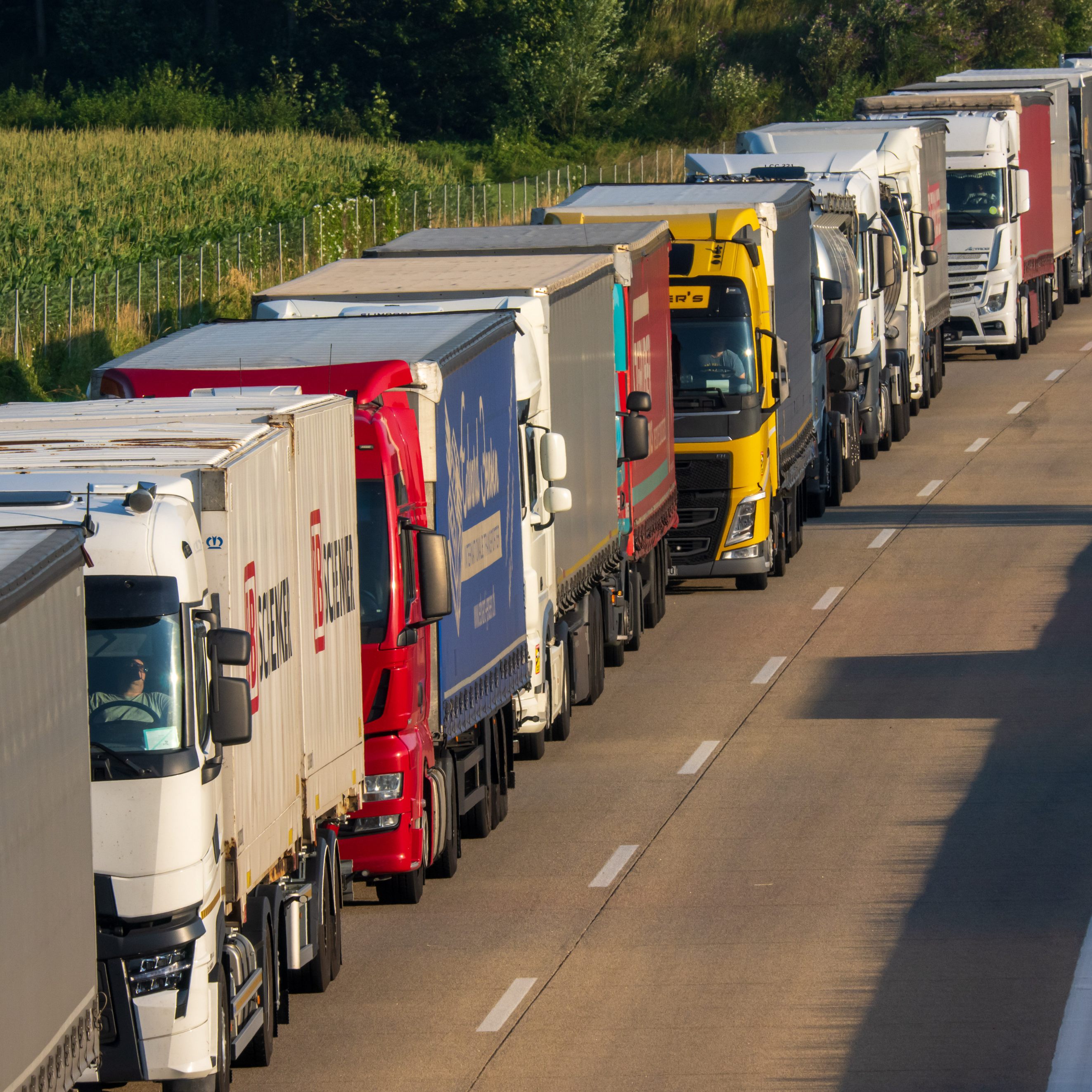 Wenn jeder zehnte Schwerlastwagen in den USA autonom fahren würde, ließen sich 25 Milliarden US-Dollar (24,4 Mrd. Euro) jährlich sparen.