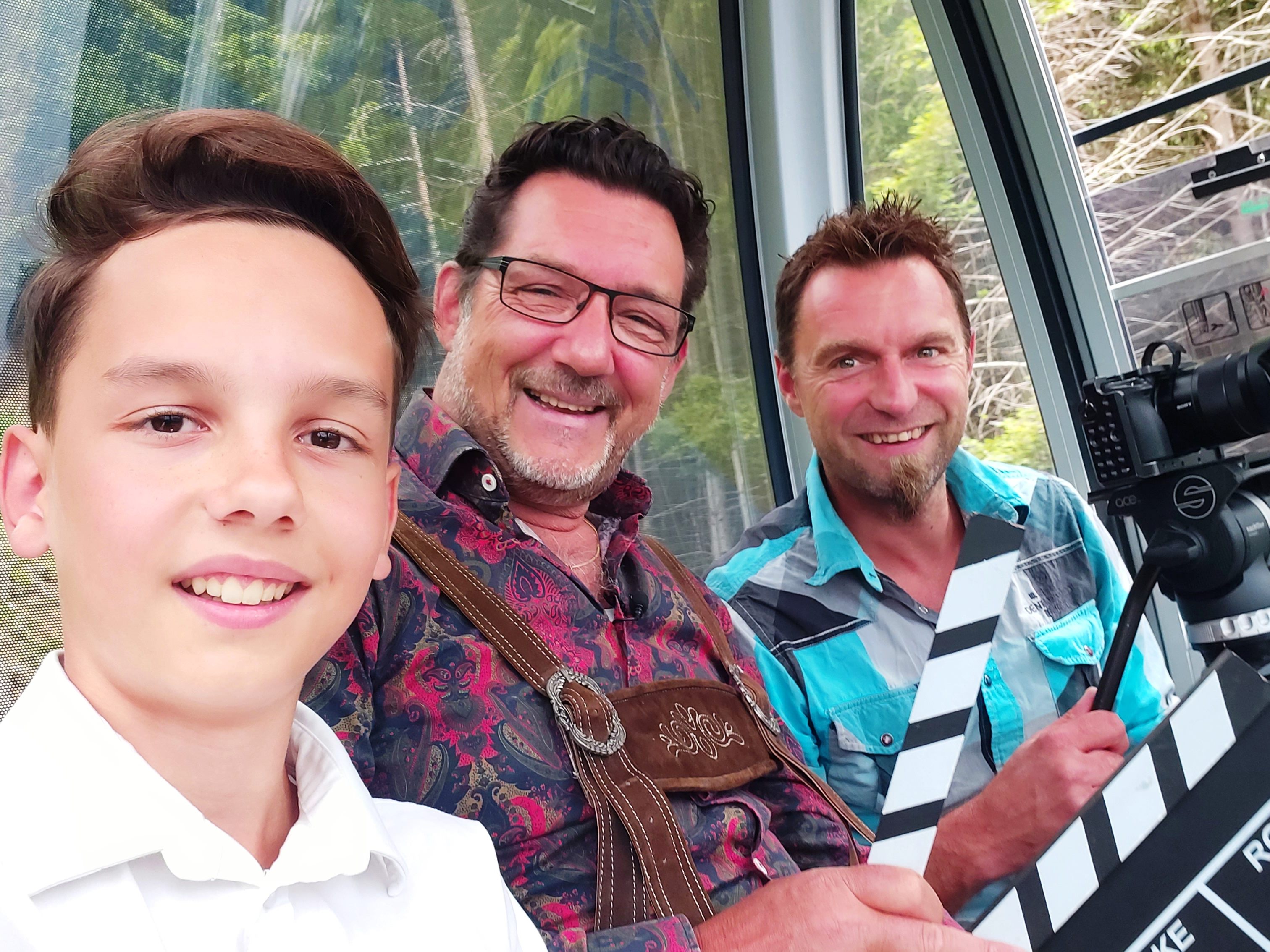 Moderator-Nachwuchstalent Luka Kolanovic (li) interviewt den Muttersberg-TV-Gondoliere Andreas Seeburger mit Kameramann Thomas Gmeiner (re) zur 250. Sendung. Moderator-Nachwuchstalent Luka Kolanovic (li) interviewt den Muttersberg-TV-Gondoliere Andreas Seeburger mit Kameramann Thomas Gmeiner (re) zur 250. Sendung.