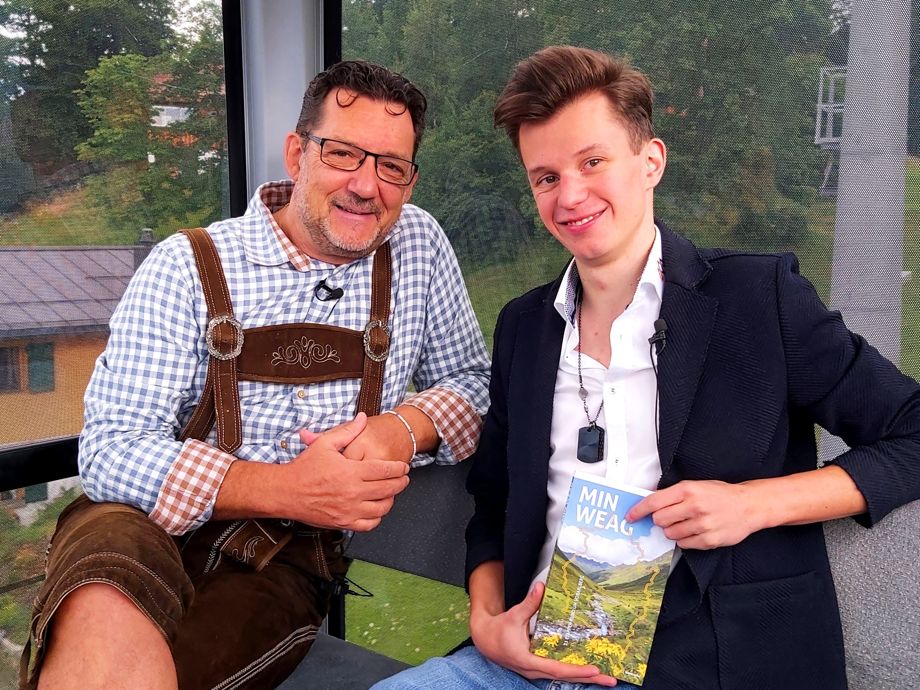 Manuel Vallaster (re) startet trotz Krankheit und Schicksalsschlägen voll durch und erzählt Andreas Seeburger (li) seine beeindruckende Geschichte während einer Bergfahrt auf den Muttersberg bei Bludenz-Nüziders