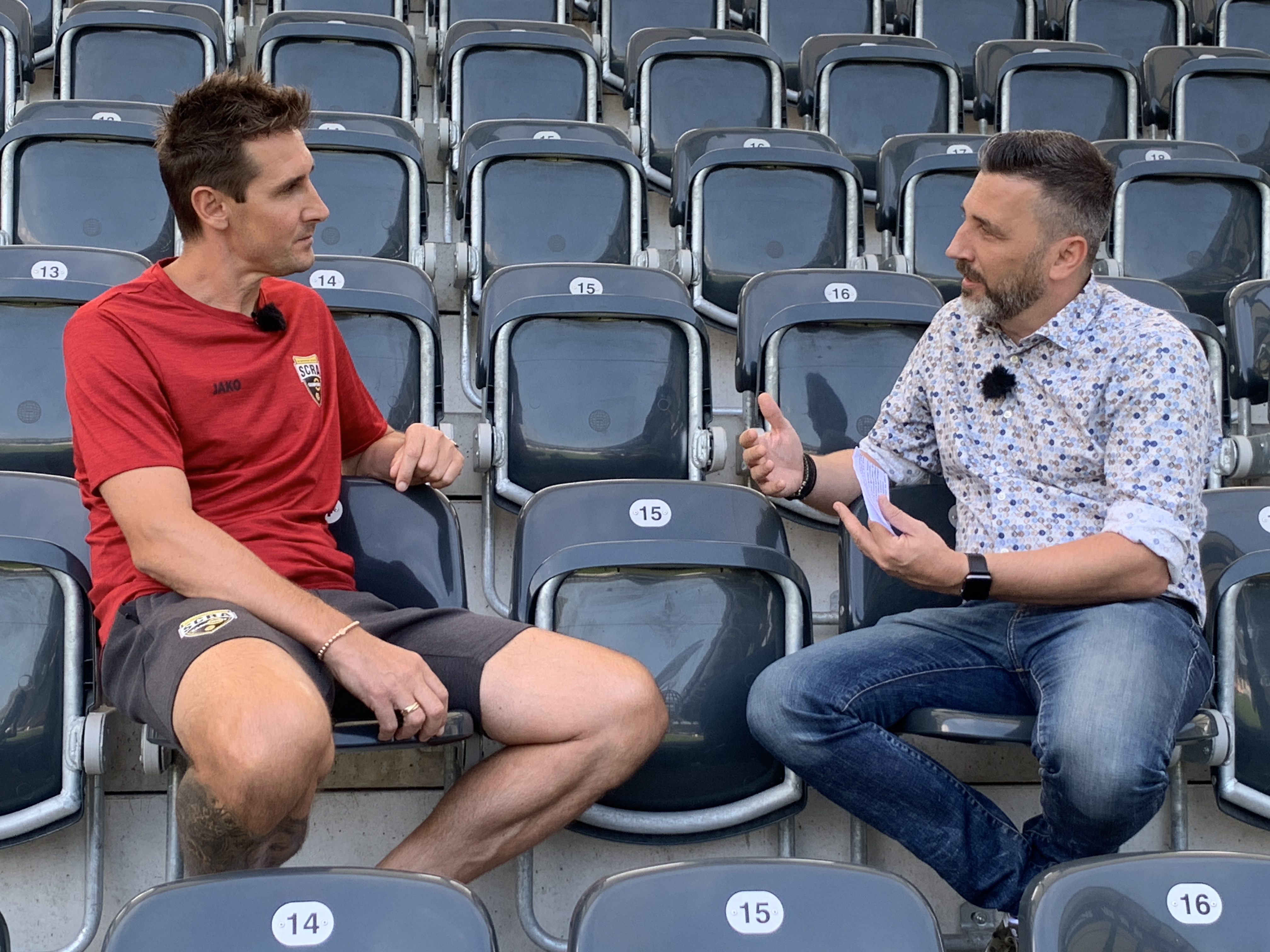 Miroslav Klose im Gespräch mit Pascal Pletsch. Miroslav Klose im Gespräch mit Pascal Pletsch.