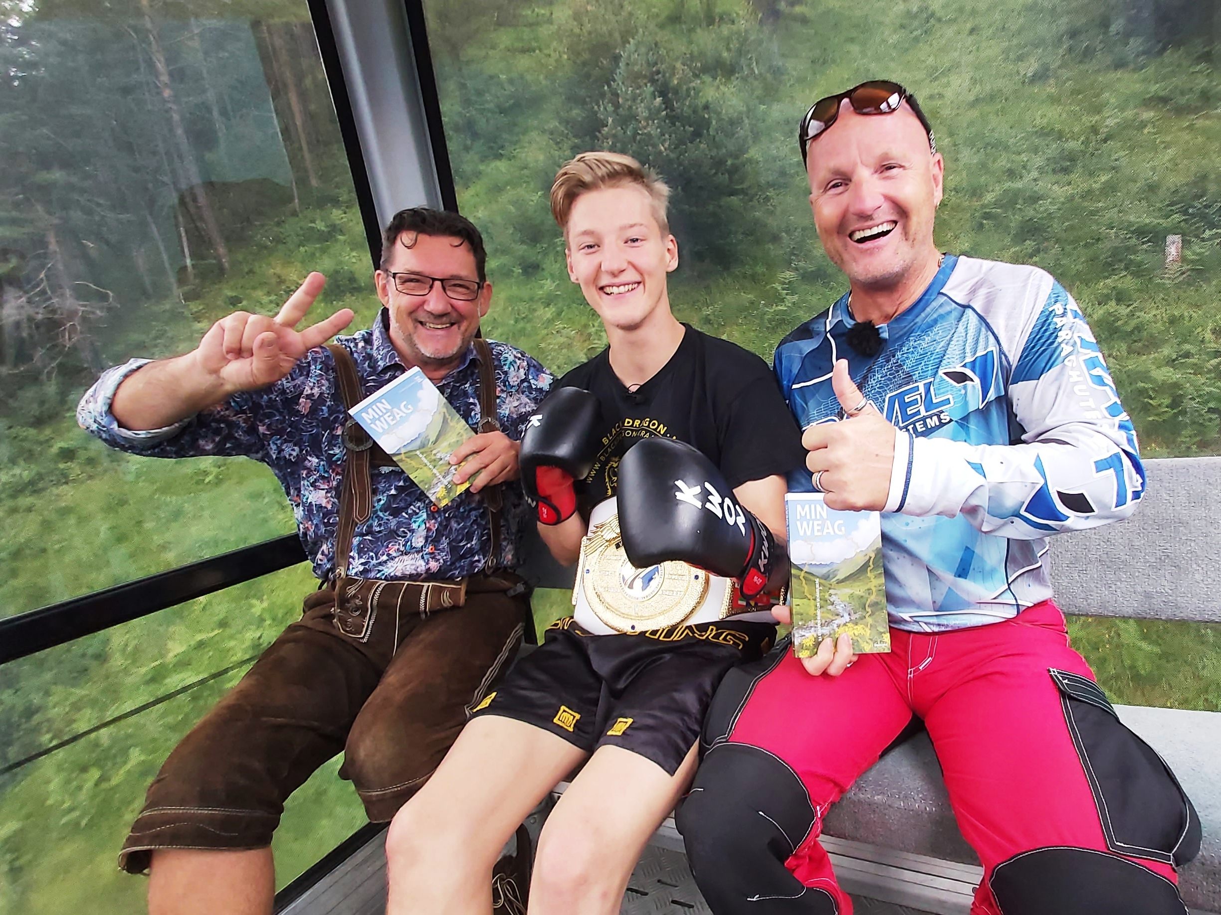 Kickboxweltmeister in seiner Klasse und Fallschirmspringer Paul Schwendinger (mi), ist mit seinem Vater und Fallschirmspringer Robert (re), zu Gast bei Andreas Seeburger (li) in der Muttersberggondel. Kickboxweltmeister in seiner Klasse und Fallschirmspringer Paul Schwendinger (mi), ist mit seinem Vater und Fallschirmspringer Robert (re), zu Gast bei Andreas Seeburger (li) in der Muttersberggondel.