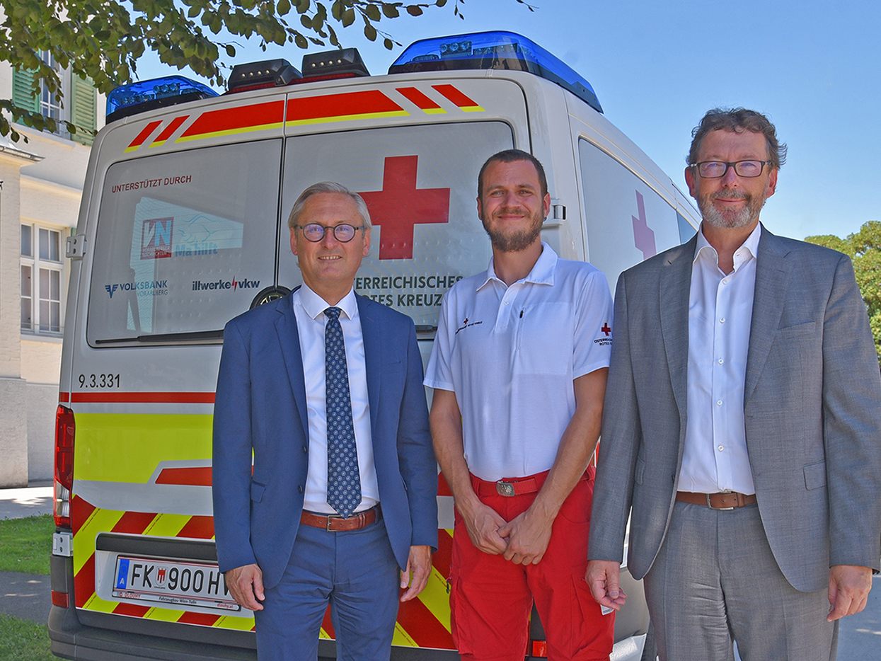 Das gesponserte Einsatzfahrzeug ist bereits unterwegs – Vorstandsvorsitzender Betr.oec. Gerhard Hamel und Leiter Kommunikation der Illwerke Andreas Neuhauser, MBA sowie in der Mitte Rotkreuz-Kommandant der Abteilung Lustenau Marcel Holzer bei der symbolischen Übergabe. VN-Chefredakteur und gleichzeitig „Ma hilft“-Obmann Gerold Riedmann war bereits bei der Feuertaufe des Fahrzeuges im Juli mit dabei.