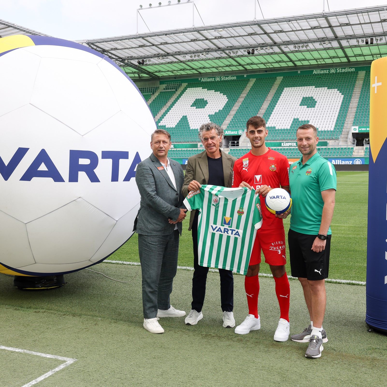 Im Bild von links: Zoran Barisic, Michael Tojner, Niklas Hedl und Rapid-Wien-Coach Ferdinand Feldhofer. Hedl steht im VARTA-Rookie-Kader für den Herbst.
