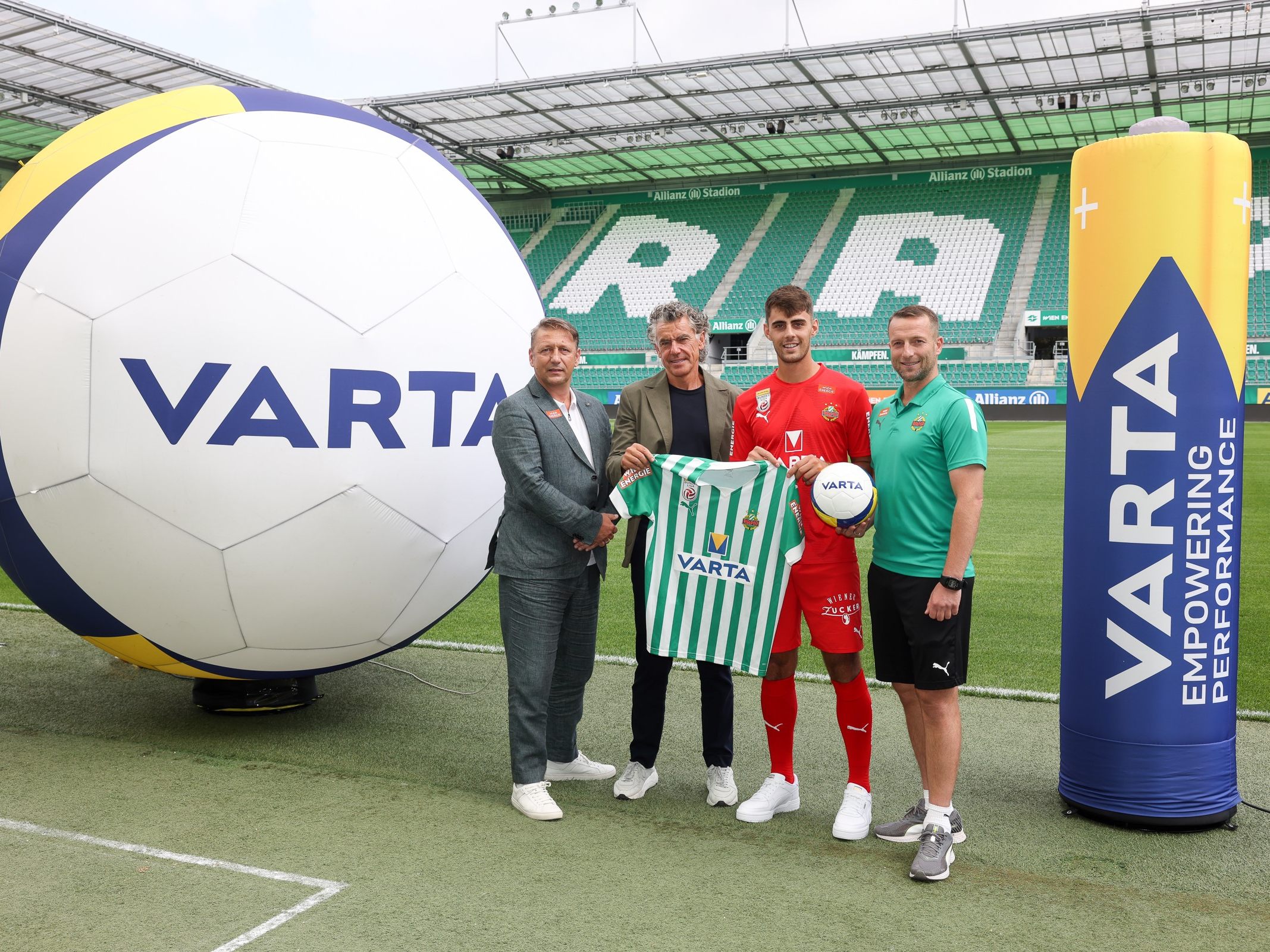 Im Bild von links: Zoran Barisic, Michael Tojner, Niklas Hedl und Rapid-Wien-Coach Ferdinand Feldhofer. Hedl steht im VARTA-Rookie-Kader für den Herbst. Im Bild von links: Zoran Barisic, Michael Tojner, Niklas Hedl und Rapid-Wien-Coach Ferdinand Feldhofer. Hedl steht im VARTA-Rookie-Kader für den Herbst.