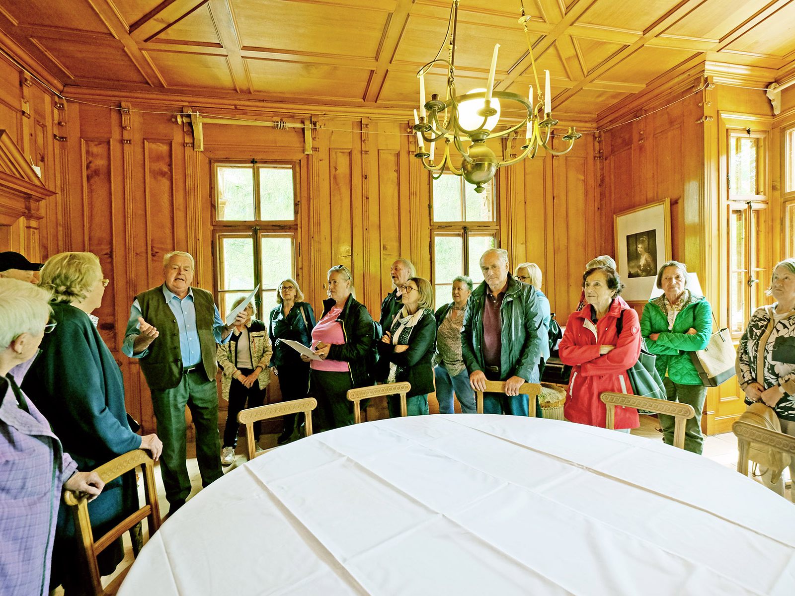 Herr Roland Moos führte die Seniorenmitglieder durch die Räumlichkeiten der Villa Maund Herr Roland Moos führte die Seniorenmitglieder durch die Räumlichkeiten der Villa Maund