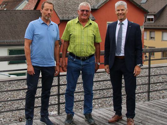 Vorstandsdirektor Thomas Schreiber (rechts) bedankt sich bei Geschäftsführer Rainer Schlattinger (links) und Landesfinanzreferent Adalbert Burtscher (Mitte) für das großartige Engagement des Alpenvereines rund um den Wiederaufbau der Totalphütte.