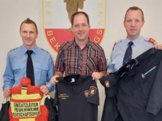 Die Österreichischen Berufsfeuerwehren einigten sich auf die gemeinsame Beschaffung von Einsatz- und Dienstkleidung. Die Österreichischen Berufsfeuerwehren einigten sich auf die gemeinsame Beschaffung von Einsatz- und Dienstkleidung.