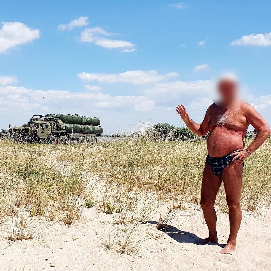 Russische Touristen ließen sich mit Equipment der Soldaten fotografieren.