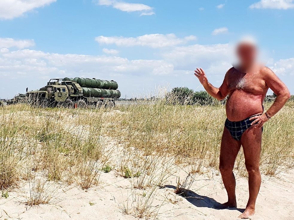 Russische Touristen ließen sich mit Equipment der Soldaten fotografieren. Russische Touristen ließen sich mit Equipment der Soldaten fotografieren.