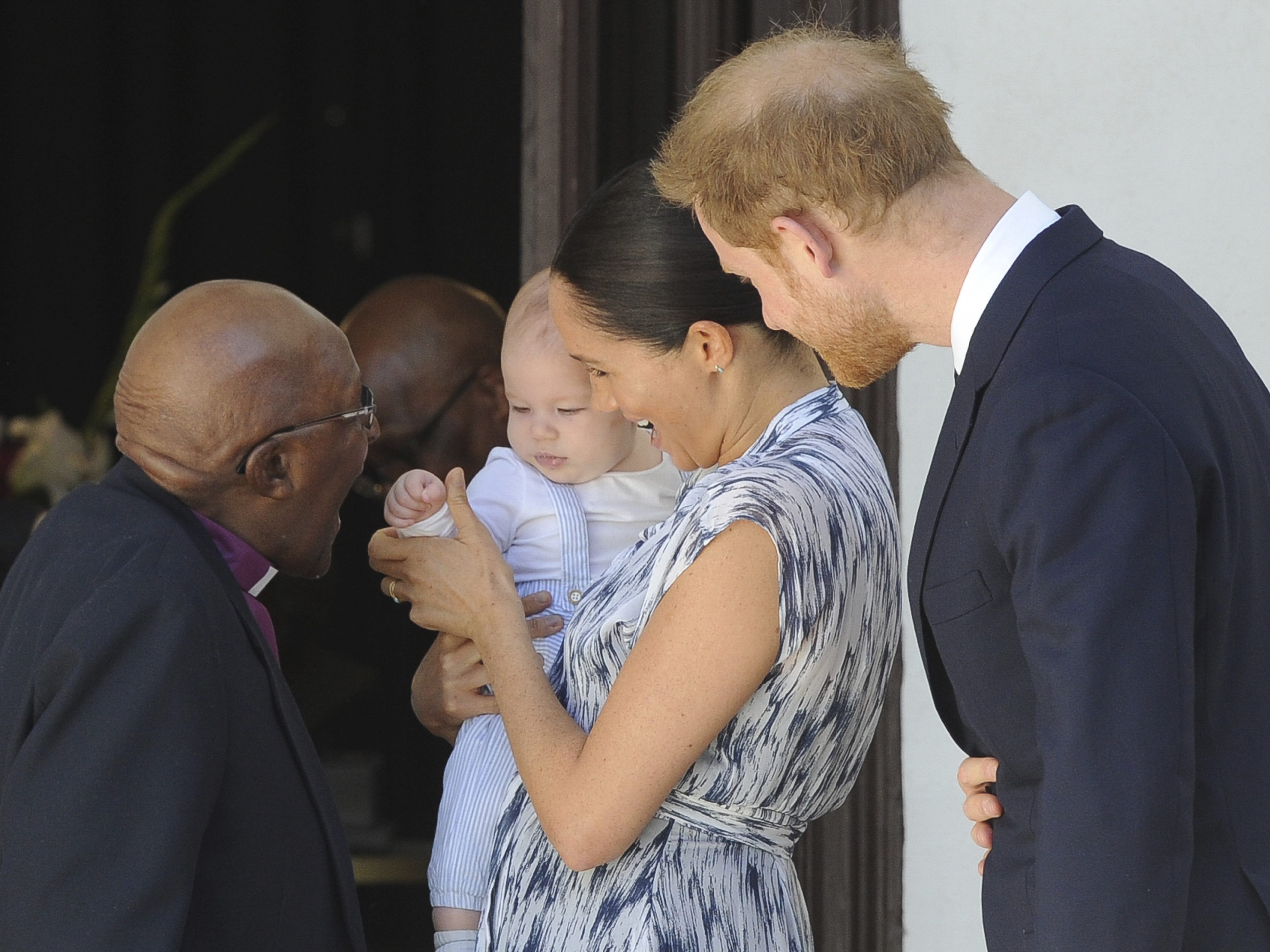 Harry, Meghan und Archie während besagtem Südafrika-Aufenthalt mit Desmond Tutu. Harry, Meghan und Archie während besagtem Südafrika-Aufenthalt mit Desmond Tutu.