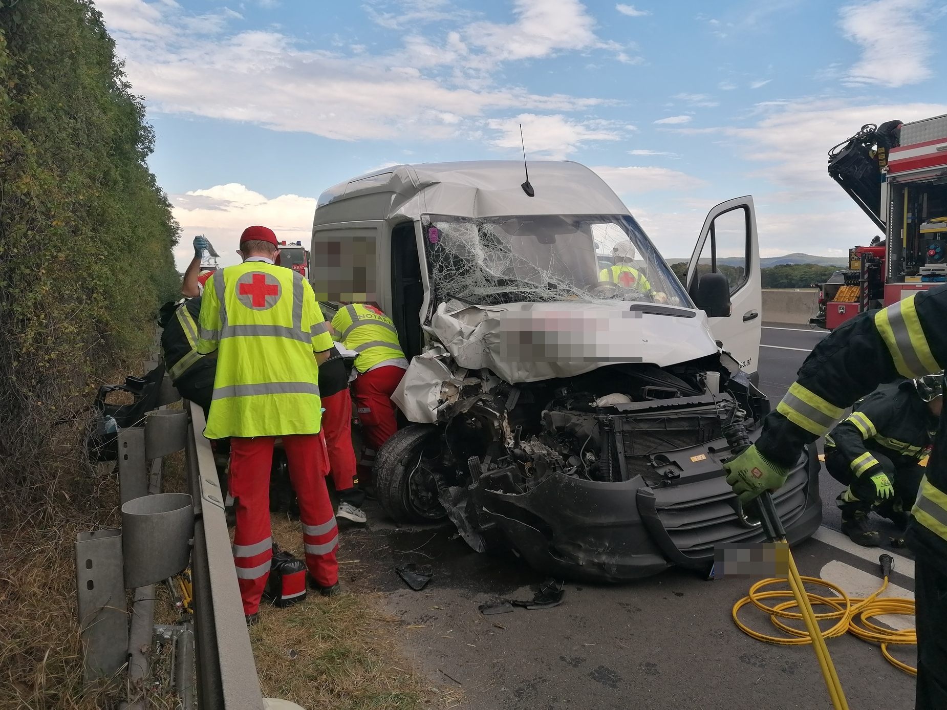 Nach einem Unfall auf der Südautobahn gab es zwei Verletzte. Nach einem Unfall auf der Südautobahn gab es zwei Verletzte.