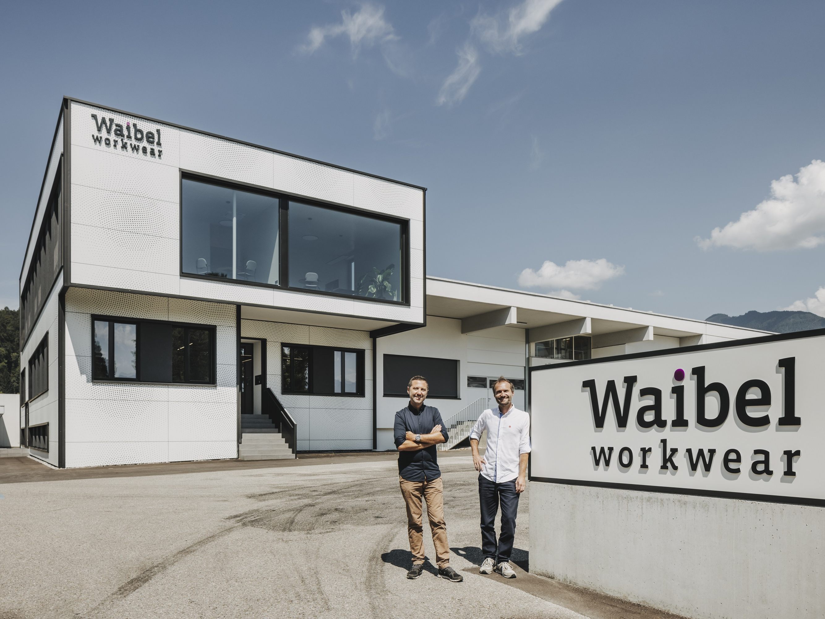 Waibel Workwear, Vorarlberger Spezialist für Arbeits- und Schutzbekleidung, stellt die Erweiterung und Modernisierung der Büro- und Lagerflächen fertig. Richard und Robert Waibel (rechts) leiten das Familienunternehmen seit 2013 in fünfter Generation. Waibel Workwear, Vorarlberger Spezialist für Arbeits- und Schutzbekleidung, stellt die Erweiterung und Modernisierung der Büro- und Lagerflächen fertig. Richard und Robert Waibel (rechts) leiten das Familienunternehmen seit 2013 in fünfter Generation.