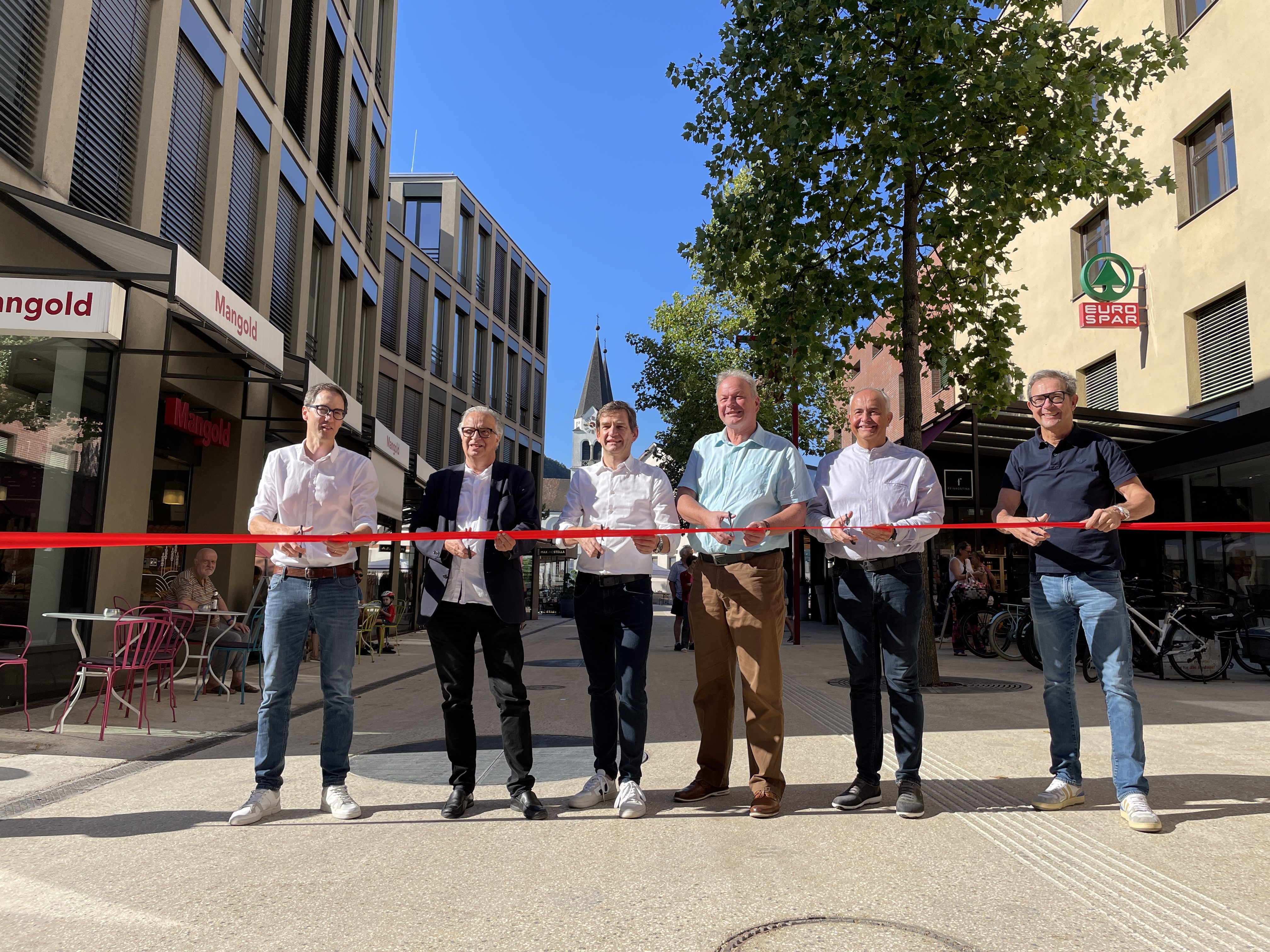 Wiedereröffnung Flanierzone Am Garnmarkt © PRISMA Unternehmensgruppe: v.l. Nikolaus Ess (Geschäftsführer PRISMA Vorarlberg), Wolfgang Ritsch (Architekt), Wolfgang Rüf (PRISMA Projektleiter), Bürgermeister Christian Loacker (Marktgemeinde Götzis), Manfred Böhmwalder (Obmann des Vereins Wirtschaft amKumma) und Bernhard Ölz (Vorstand PRISMA Unternehmensgruppe).