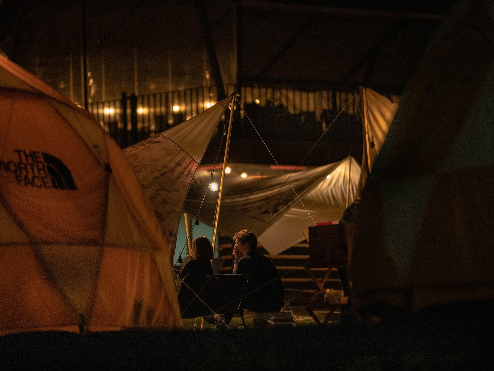 Ein Campingurlaub ist kostengünstig. Schöne Campingplätze gibt es auch in Österreich.